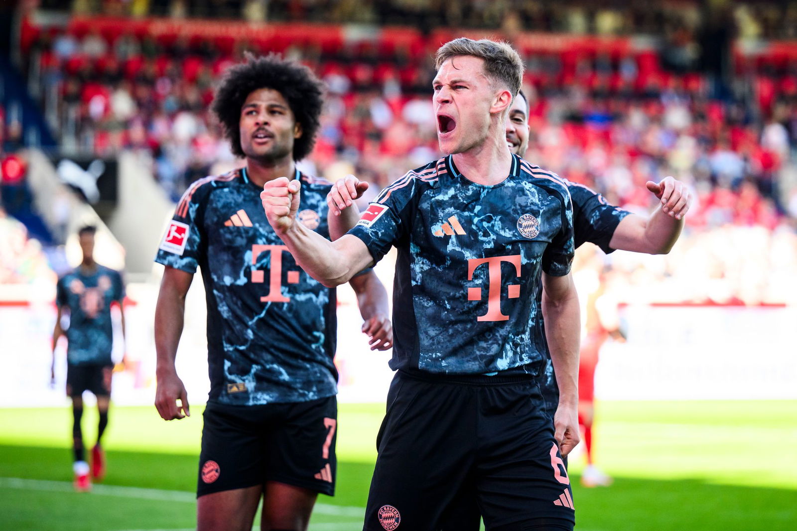 Torschütze zum 4:0-Endstand: Der Münchner Mittelfeldchef Joshua Kimmich (r.).