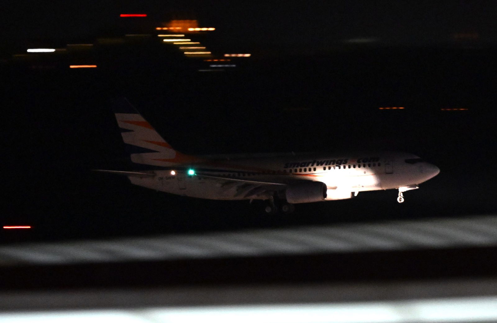 Das Flugzeug landete am späten Abend am Flughafen Halle/Leipzig. Die Reise hatte für die Afghaninnen und Afghanen am Vormittag in der pakistanischen Hauptstadt Islamabad begonnen. 