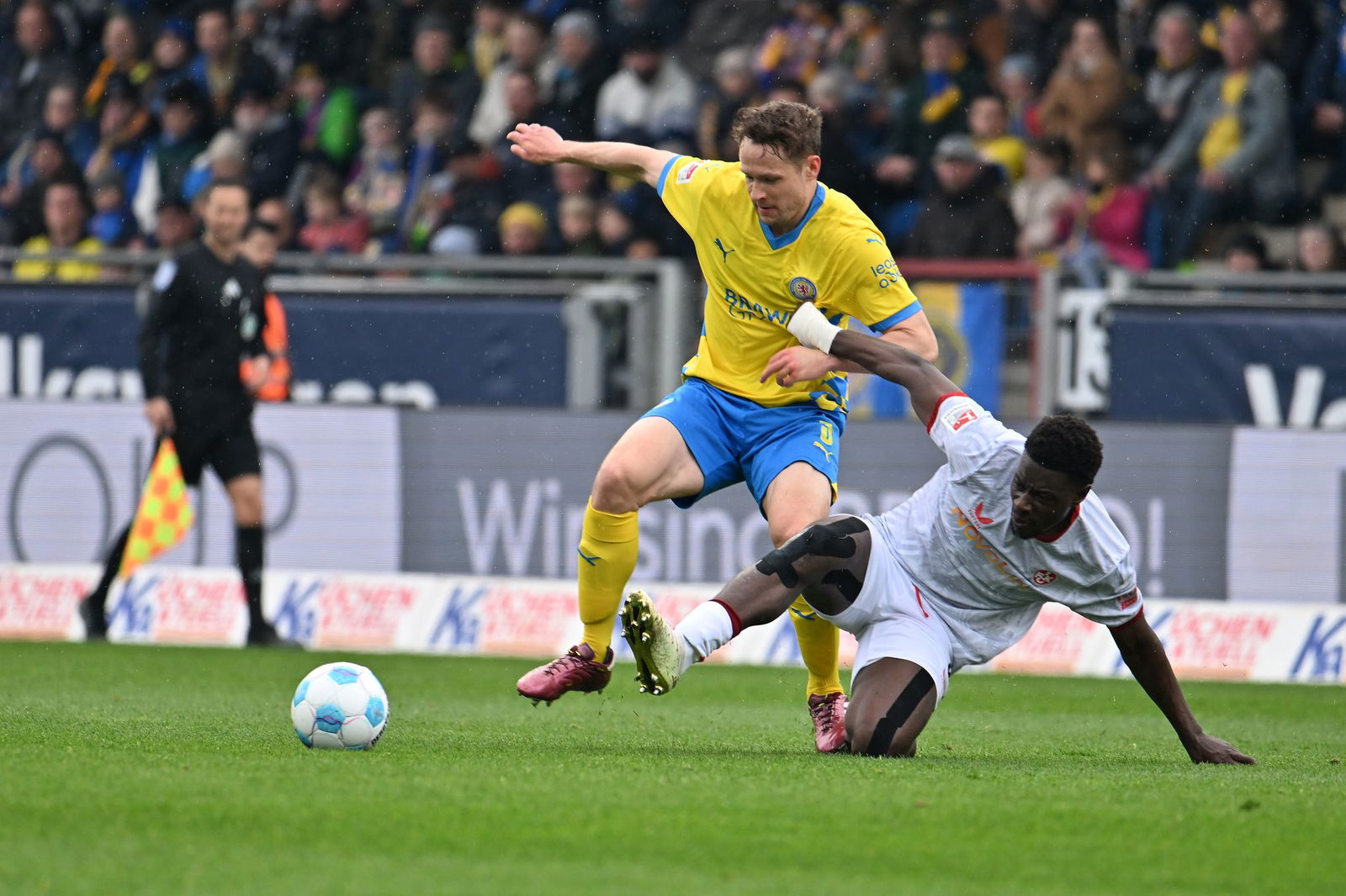 Kaiserslauterns Ragnar Ache (r) im Zweikampf mit Braunschweigs Paul Jaeckel.