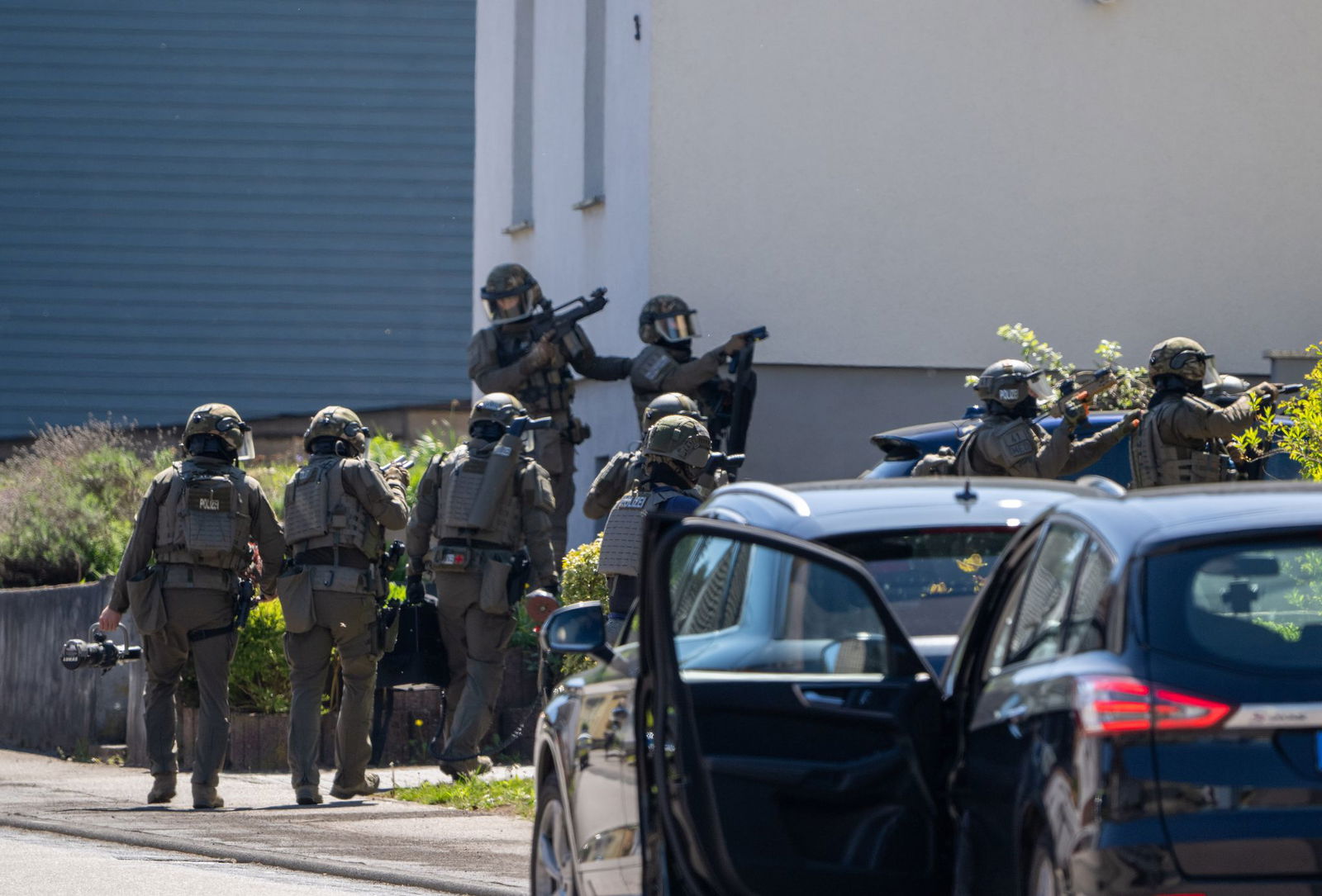 SEK-Beamte stürmen ein Haus. 