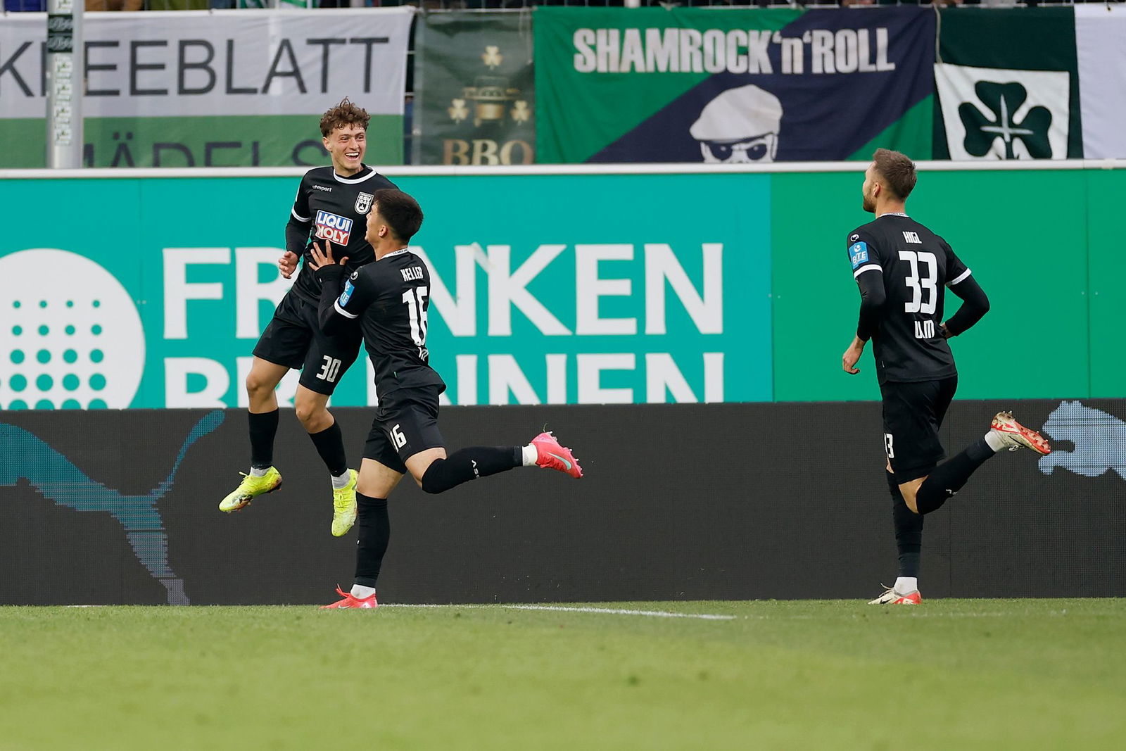 Die Ulmer Spieler feiern Matchwinner Maurice Krattenmacher (l) nach seinem Treffer. 