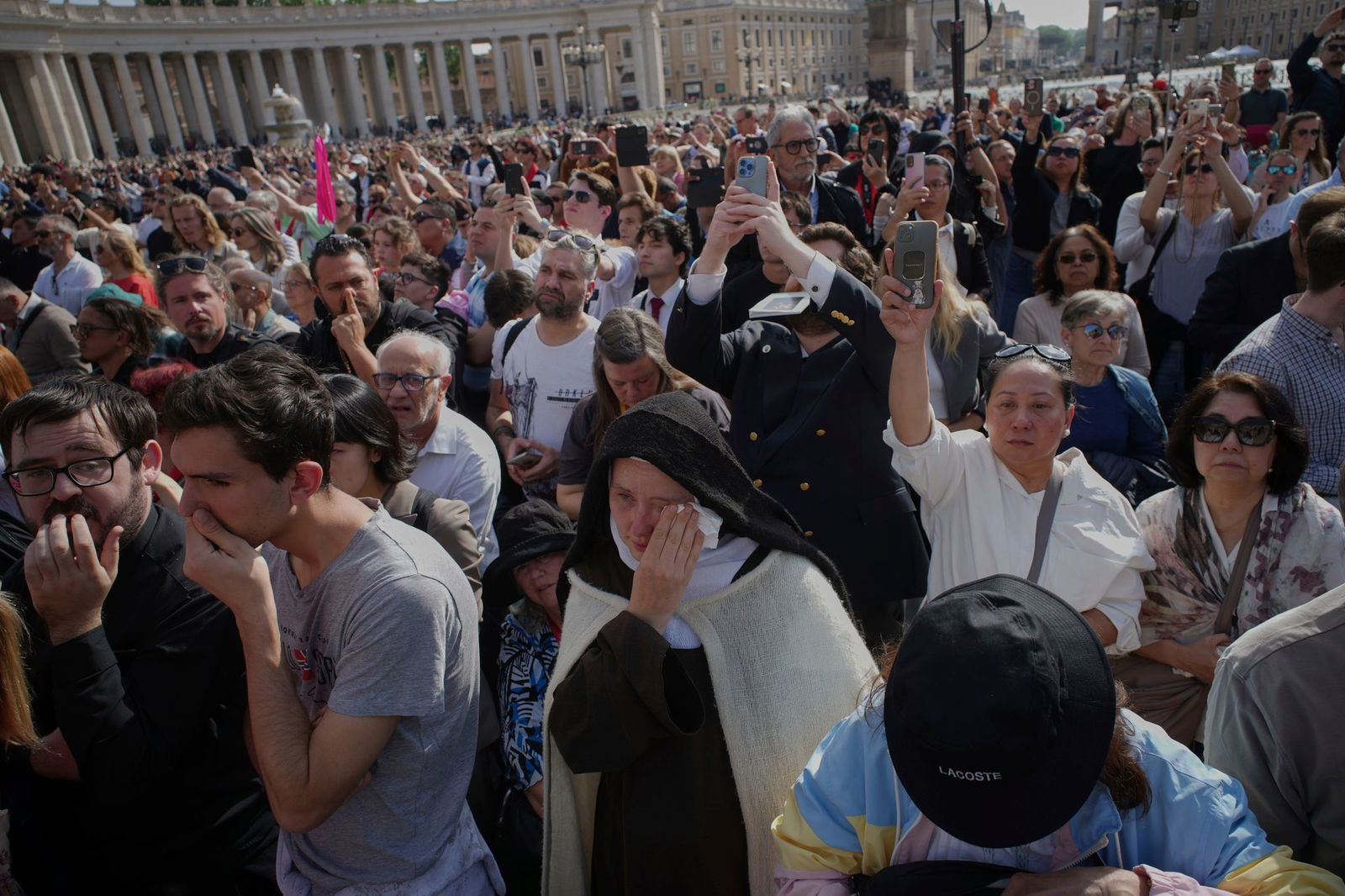 Die Prozession mit dem offenen Sarg führte an Zehntausenden Gläubigen vorbei.