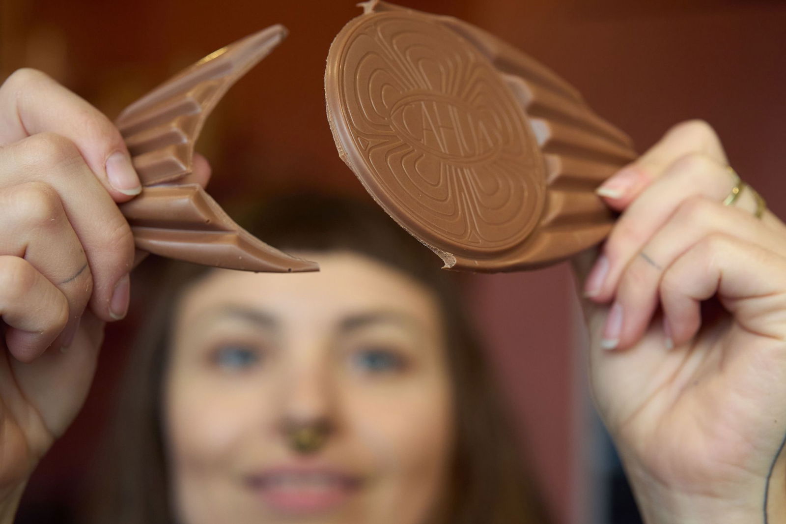 Wie schnell eine Schokolade in den Fingern schmilzt, kann ein Hinweis auf ihre Qualität sein.