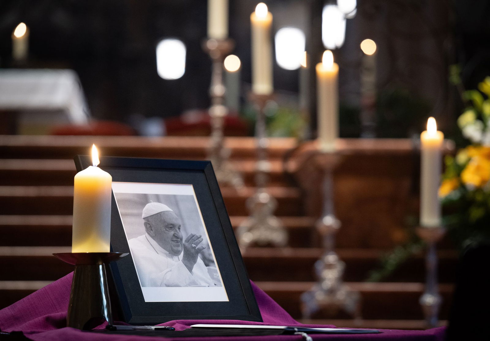 Ministerpräsident Schweitzer will sich in das Kondolenzbuch im Mainzer Dom eintragen. (Archivbild)