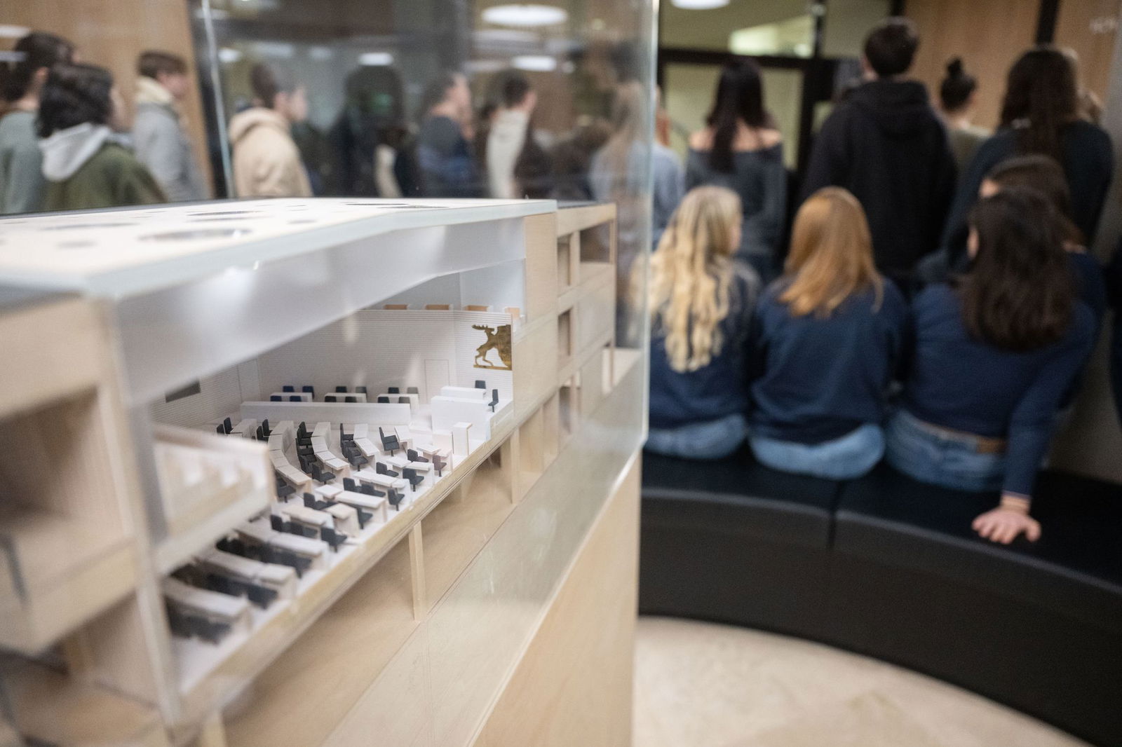 Schüler zu Gast im Landtag: Mit der aktuellen Politik sind immer mehr junge Menschen einer neuen Umfrage zufolge nicht zufrieden. (Archivbild)