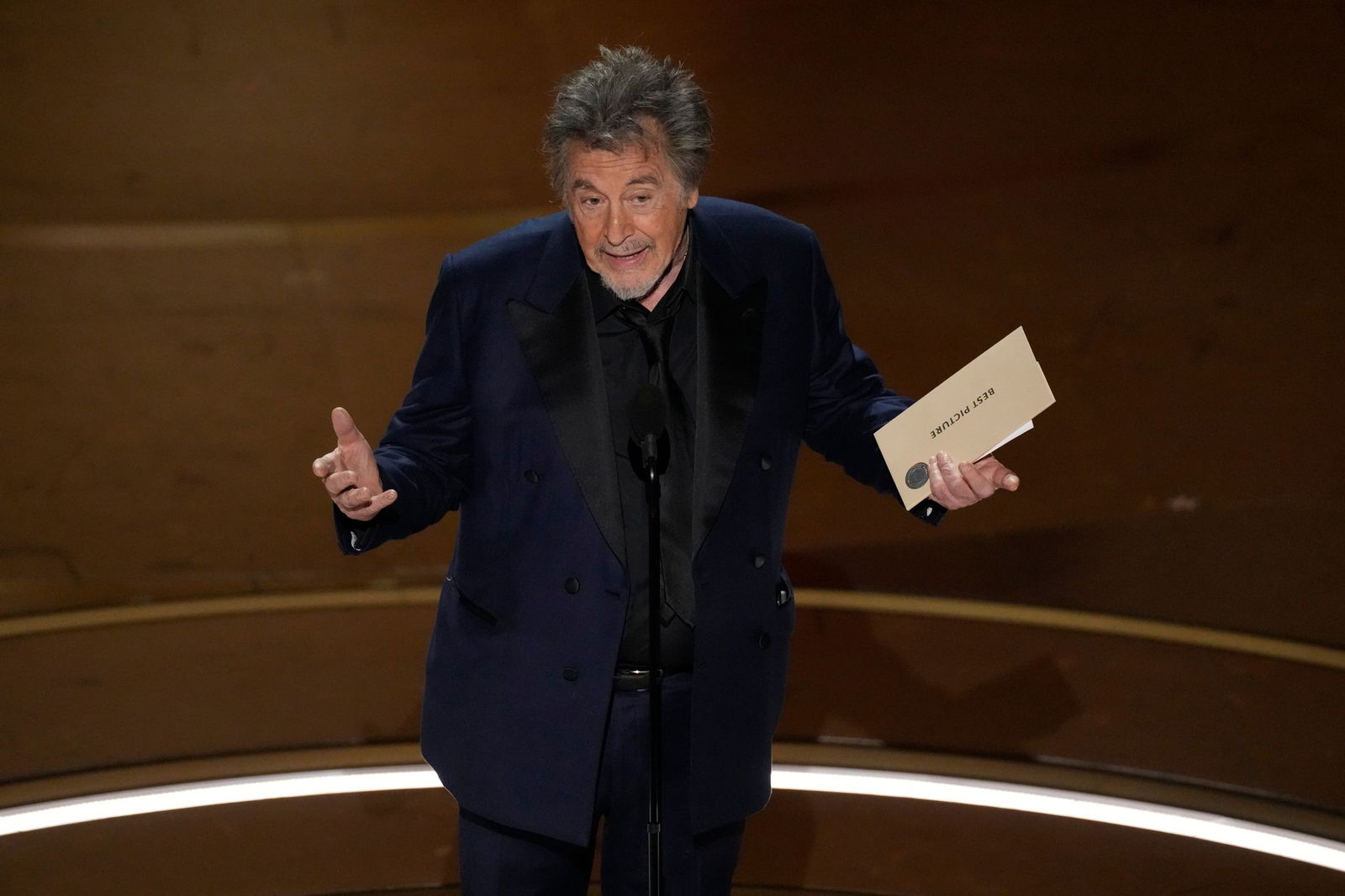 Auf der Oscar-Bühne stand Pacino noch 2024 im Rampenlicht, als er am Ende der Gala die Trophäe für den Spitzenfilm «Oppenheimer» aushändigte.
