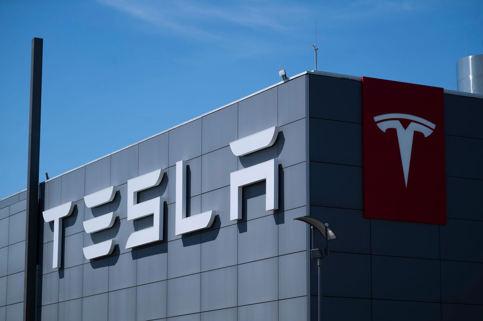 In der Vergangenheit wurde Tesla immer wieder Ziel von Brandanschlägen und Farbattacken. 