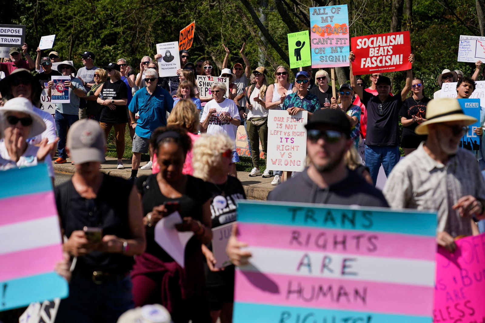 Menschen forderten unter anderem, Menschenrechte zu achten und die soziale Sicherung nicht anzutasten. 