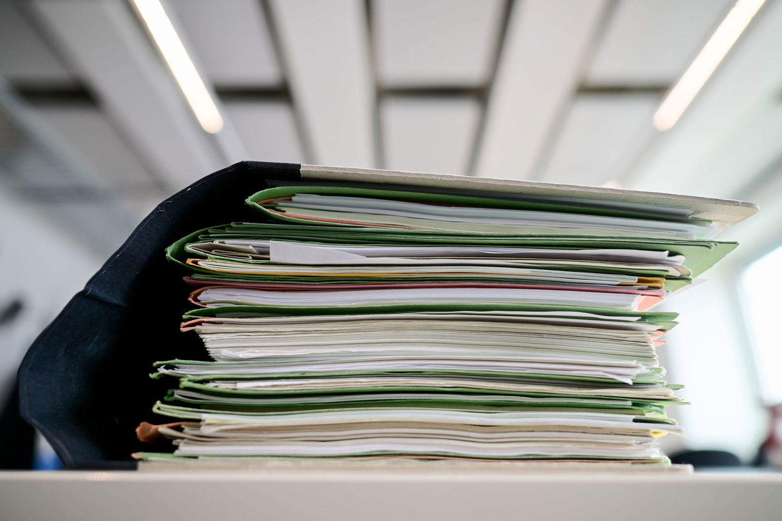 Akten in einem Finanzamt: So wirklich digital ist das noch nicht.
