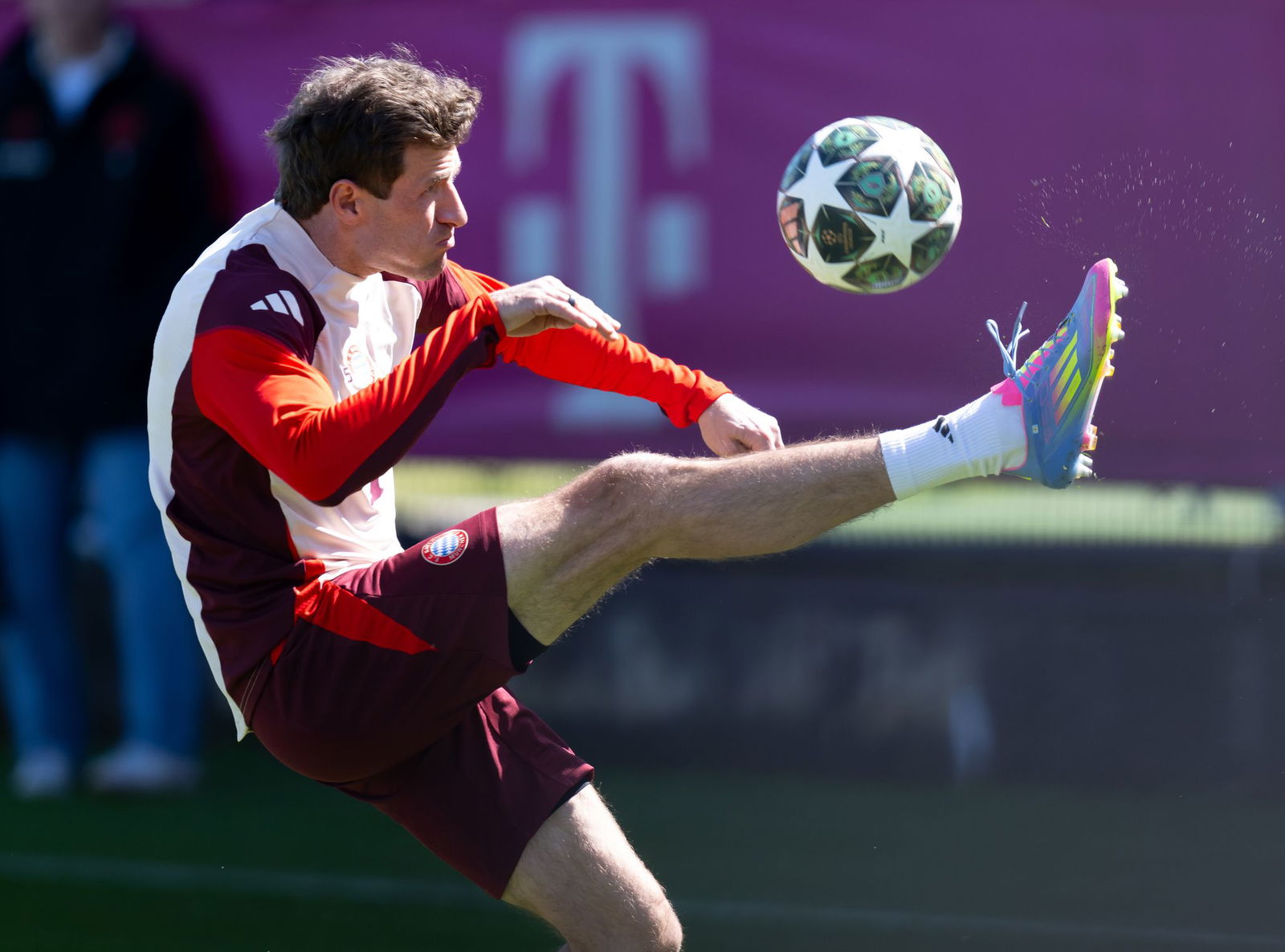Hoch das Bein: Thomas Müller beim Bayern-Training vor Inter.