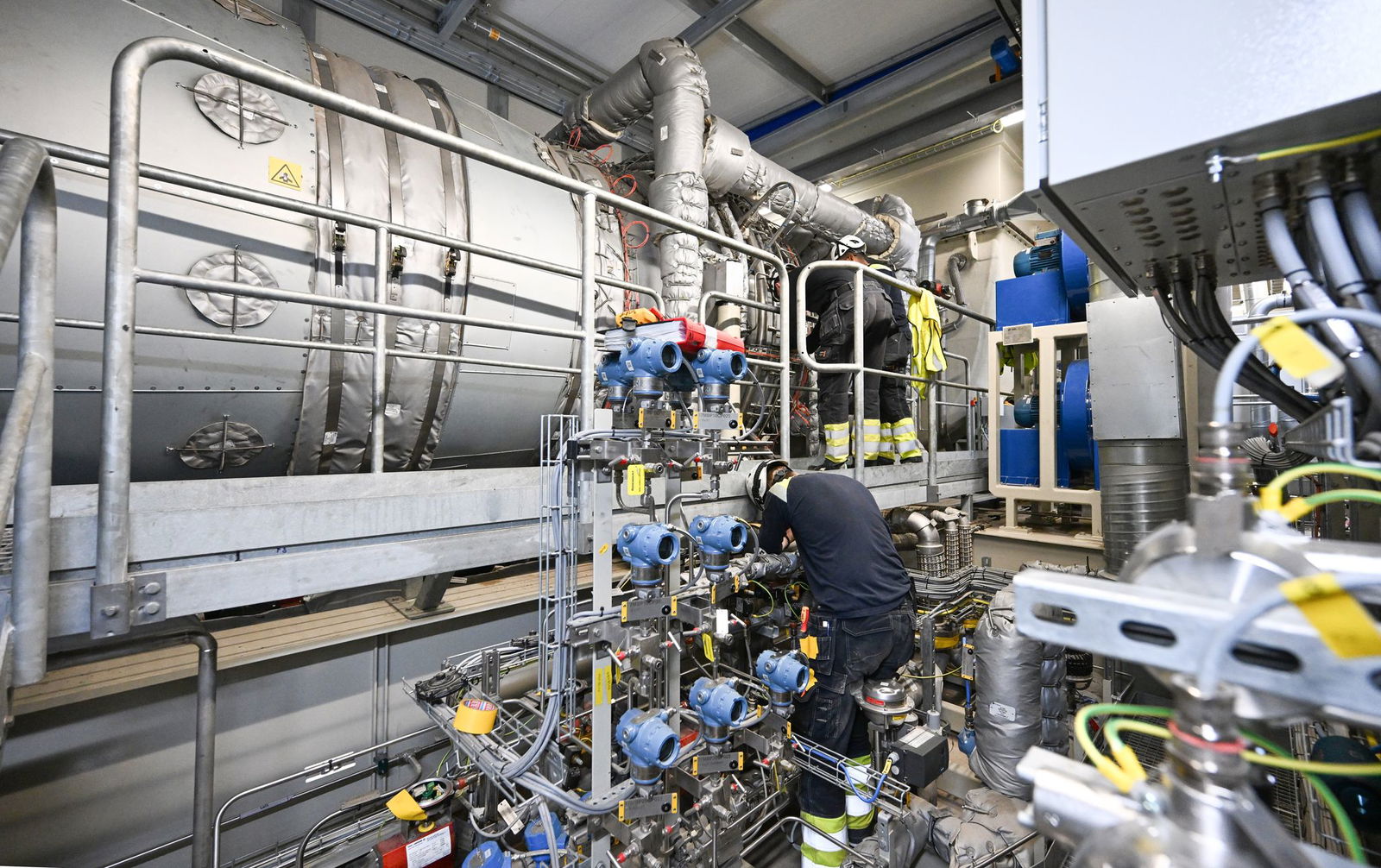 Der Energiekonzern EnBW nimmt eines der ersten wasserstofffähigen Gasturbinen-Kraftwerke Deutschlands offiziell in Betrieb. 