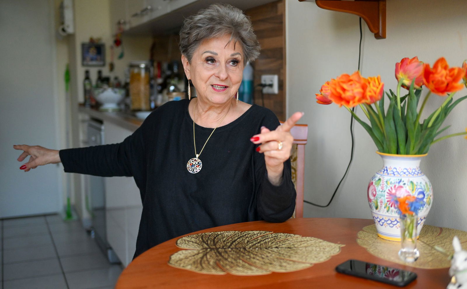 Sie plaudert gern - Sängerin Dagmar Frederic zu Hause in ihrer Küche.