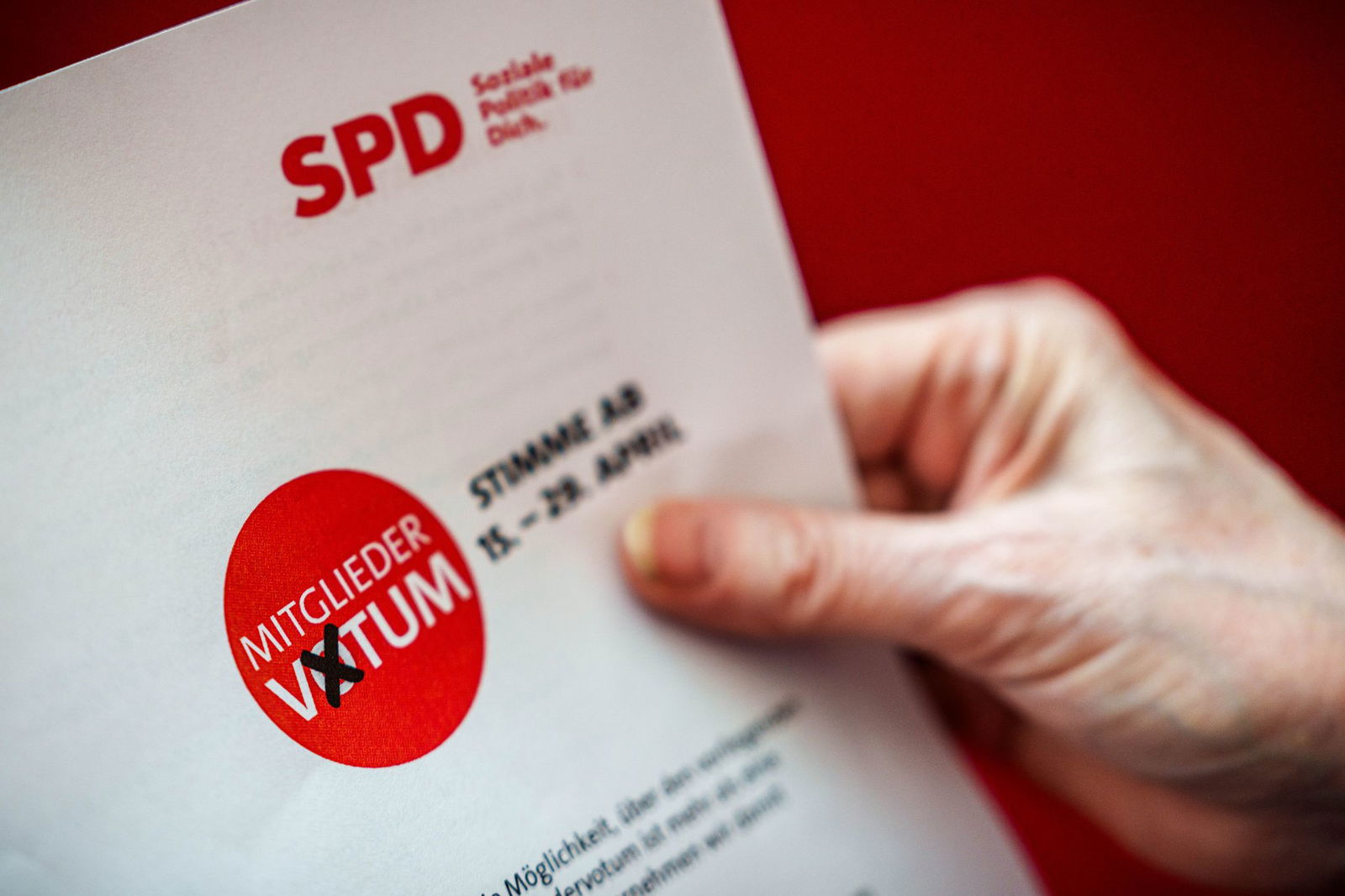 Noch bis Mitternacht können die SPD-Mitglieder über den schwarz-roten Koalitionsvertrag abstimmen (Archivfoto)