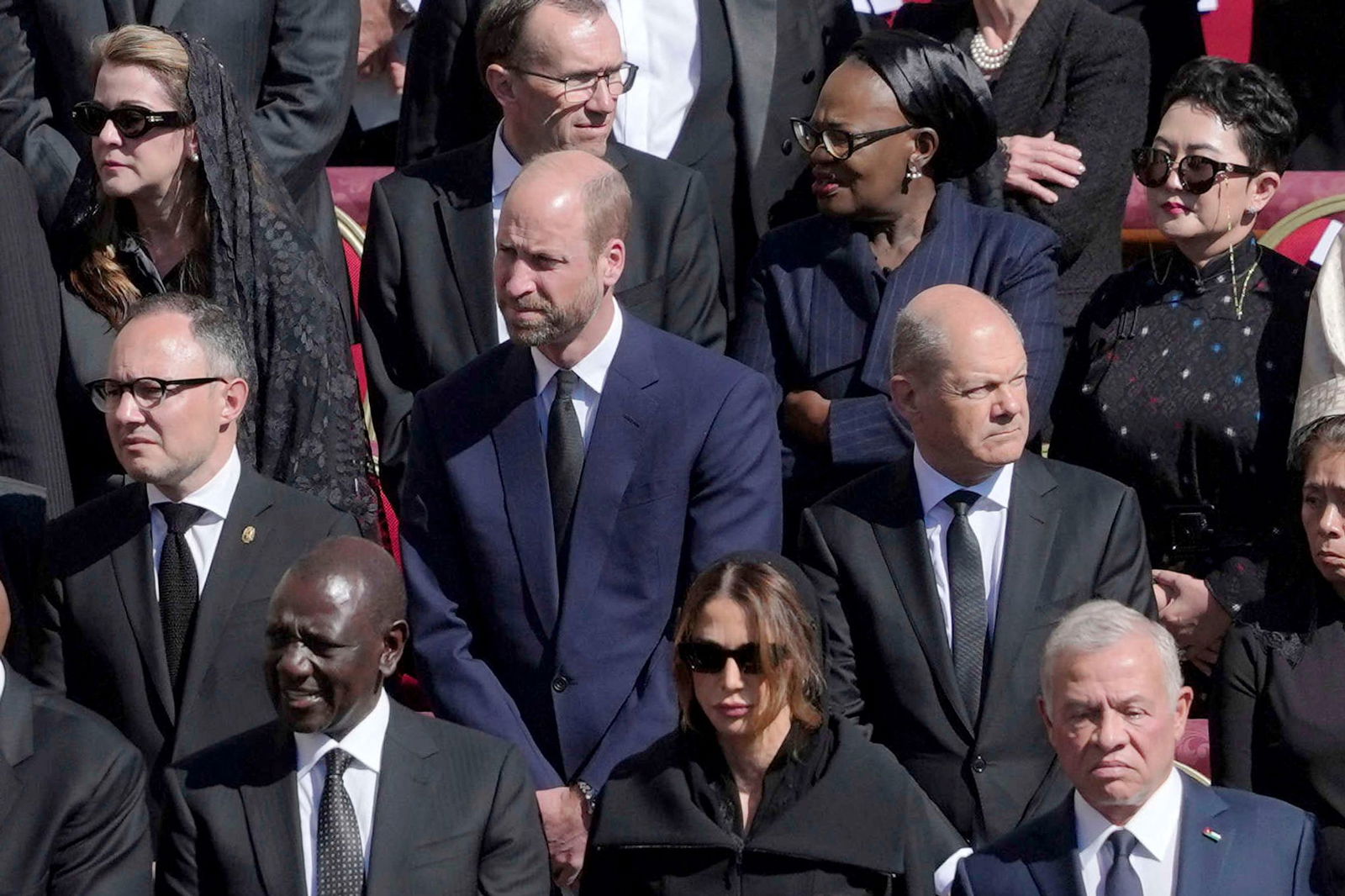 Prinz William ist neben Bundeskanzler Olaf Scholz.