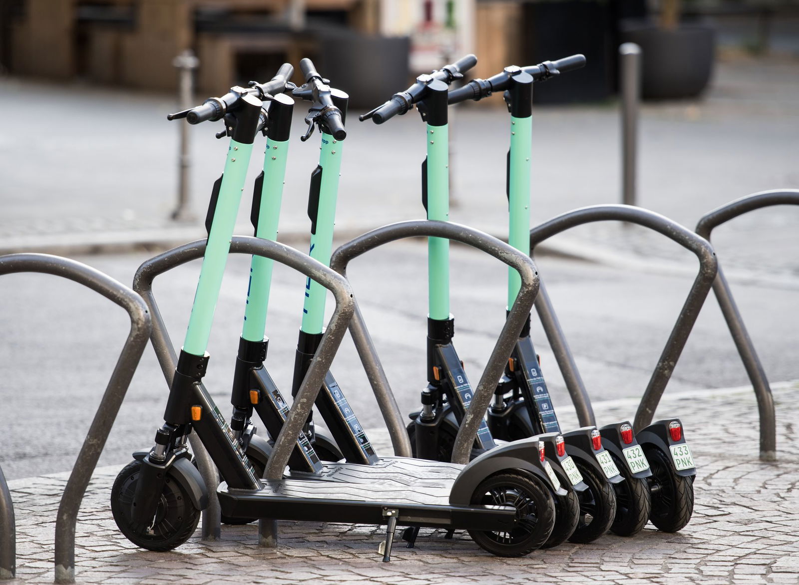 Beim Abstellen der Fahrzeuge sollte auf andere Menschen und den Verkehr geachtet werden. (Symbolbild)
