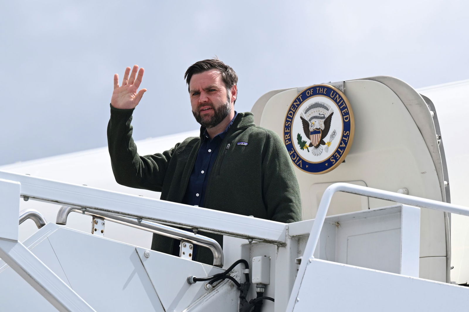 Mitreisenden Reportern zufolge traf Vance in Ramstein unter anderem U.S. Air Force General James B. Hecker.