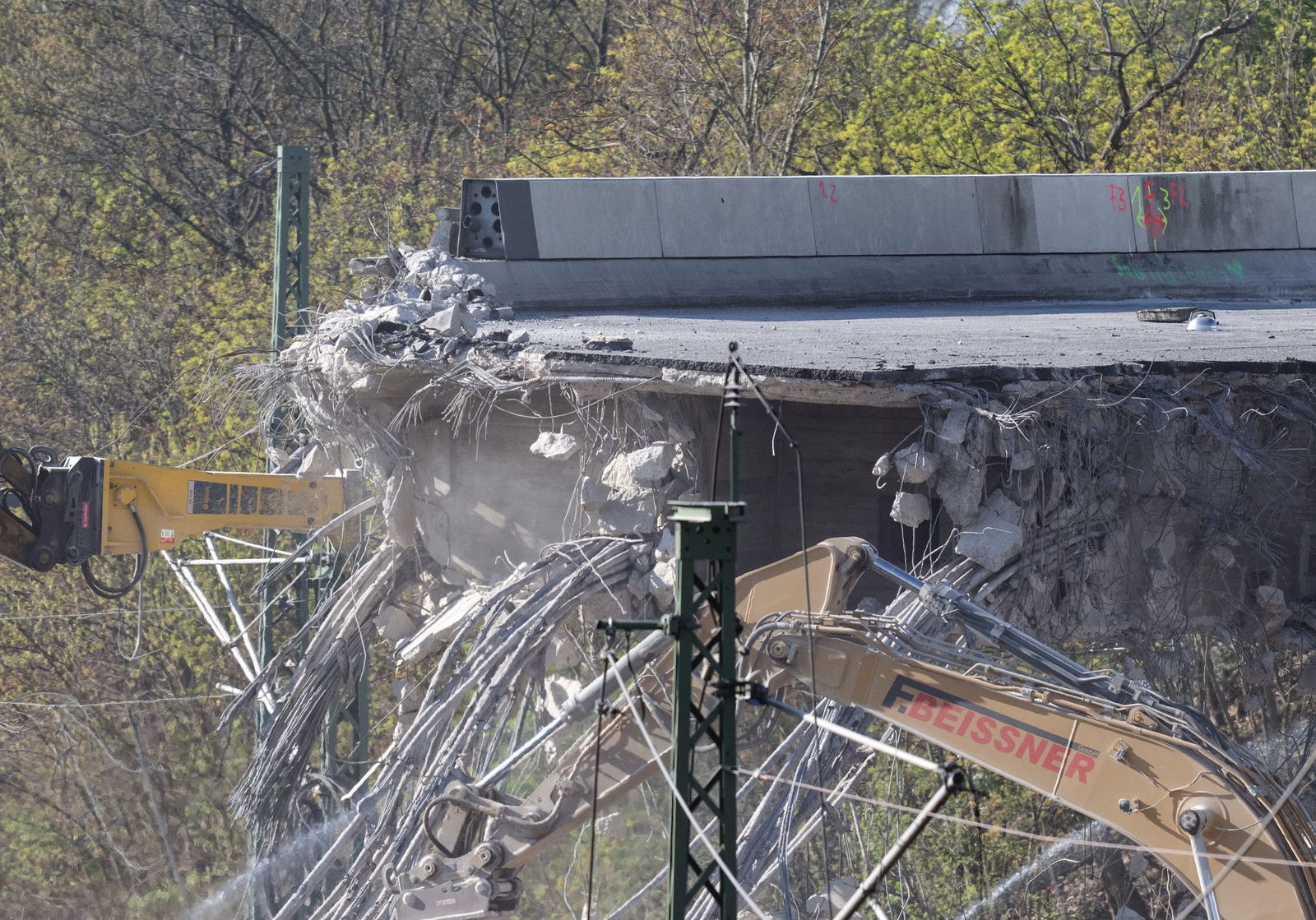 Die Ringbahnbrücke im Westen Berlins war Mitte März aus Sicherheitsgründen kurzfristig komplett gesperrt und dann abgerissen worden. (Archivfoto)