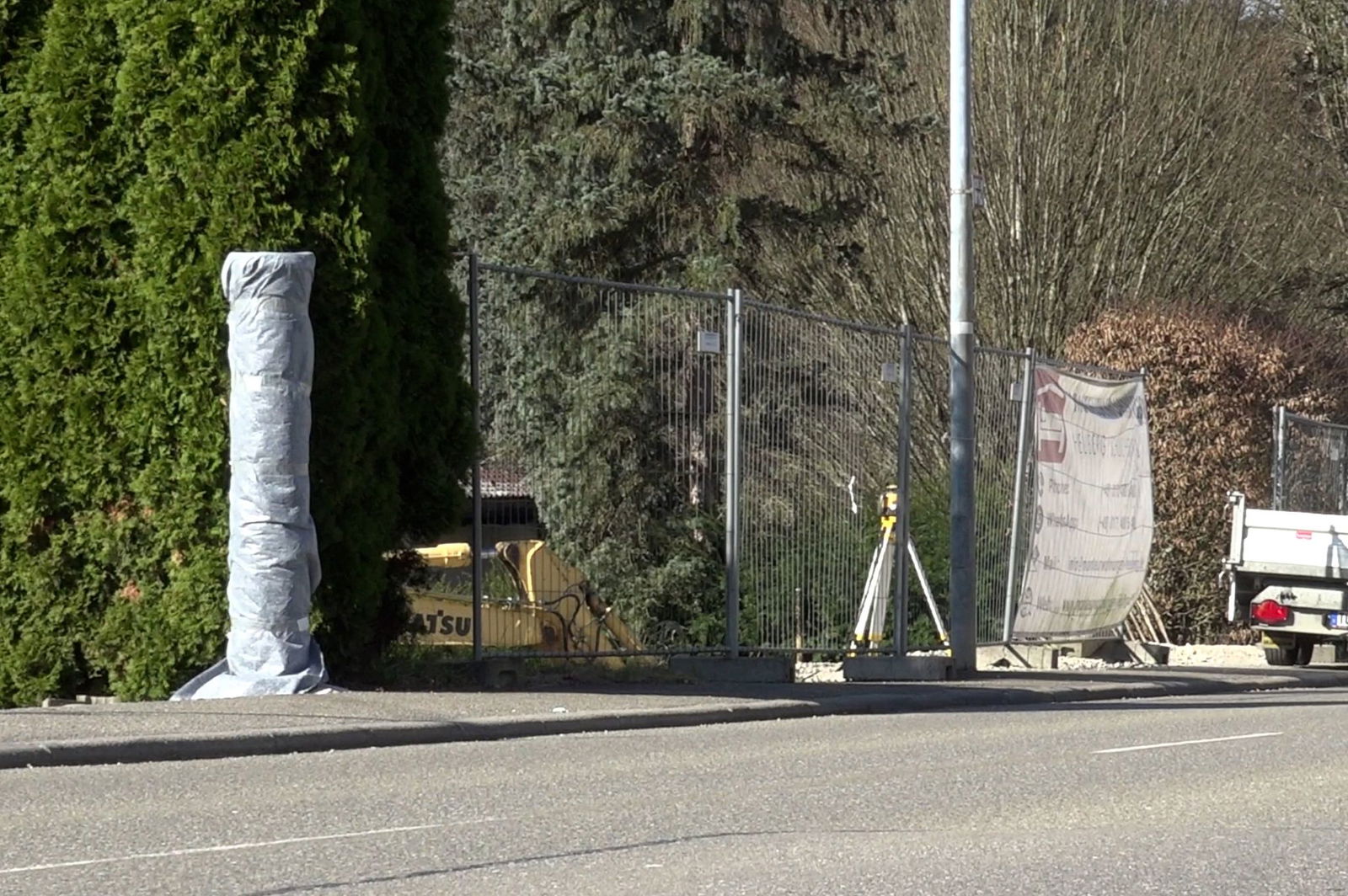 Fake-Blitzer musste auf Anordnung der Polizei verhüllt werden. 