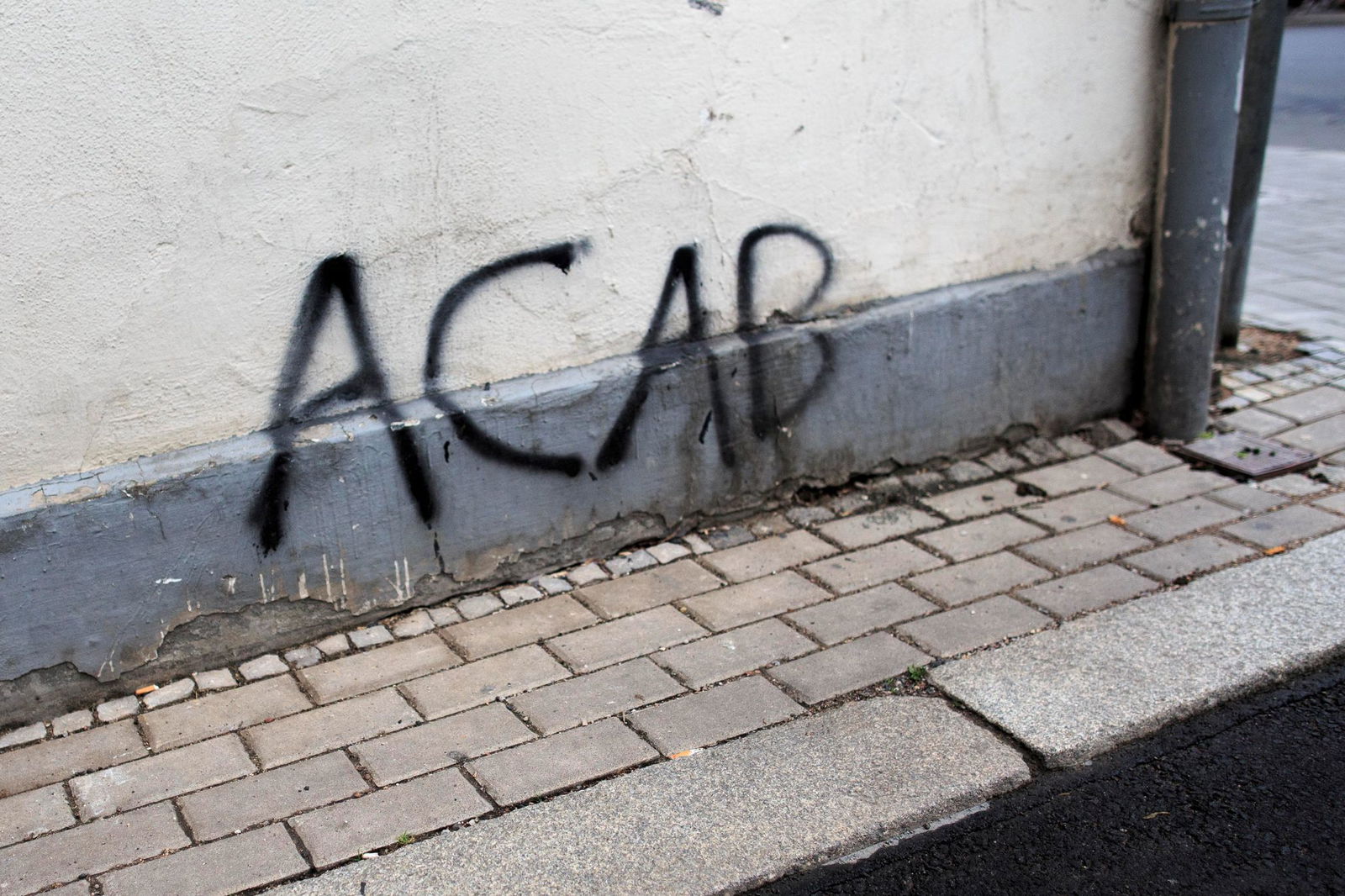In Göppingen soll ein junger Mann polizeifeindliche Kürzel gesprüht haben - und besonders uneinsichtig gewesen sein. (Symbolbild)