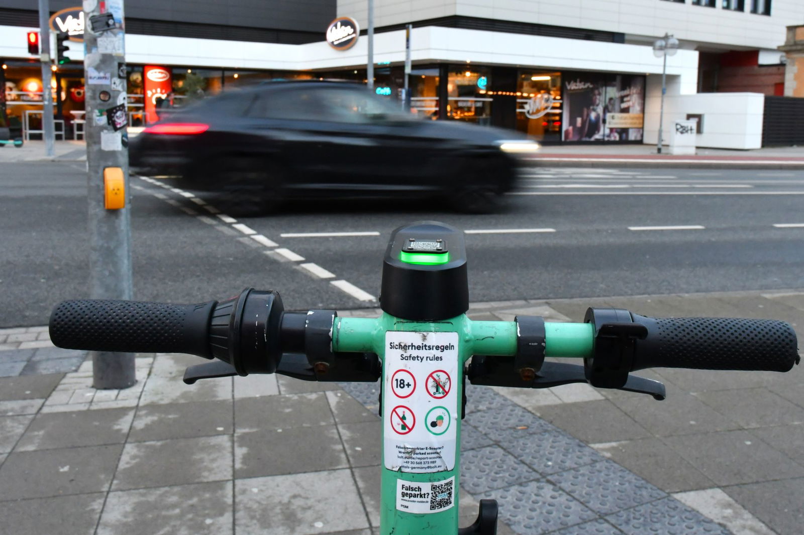 E-Scooter dürfen alle Menschen ab 14 Jahren fahren, einen Führerschein braucht es dafür nicht. (Symbolbild)