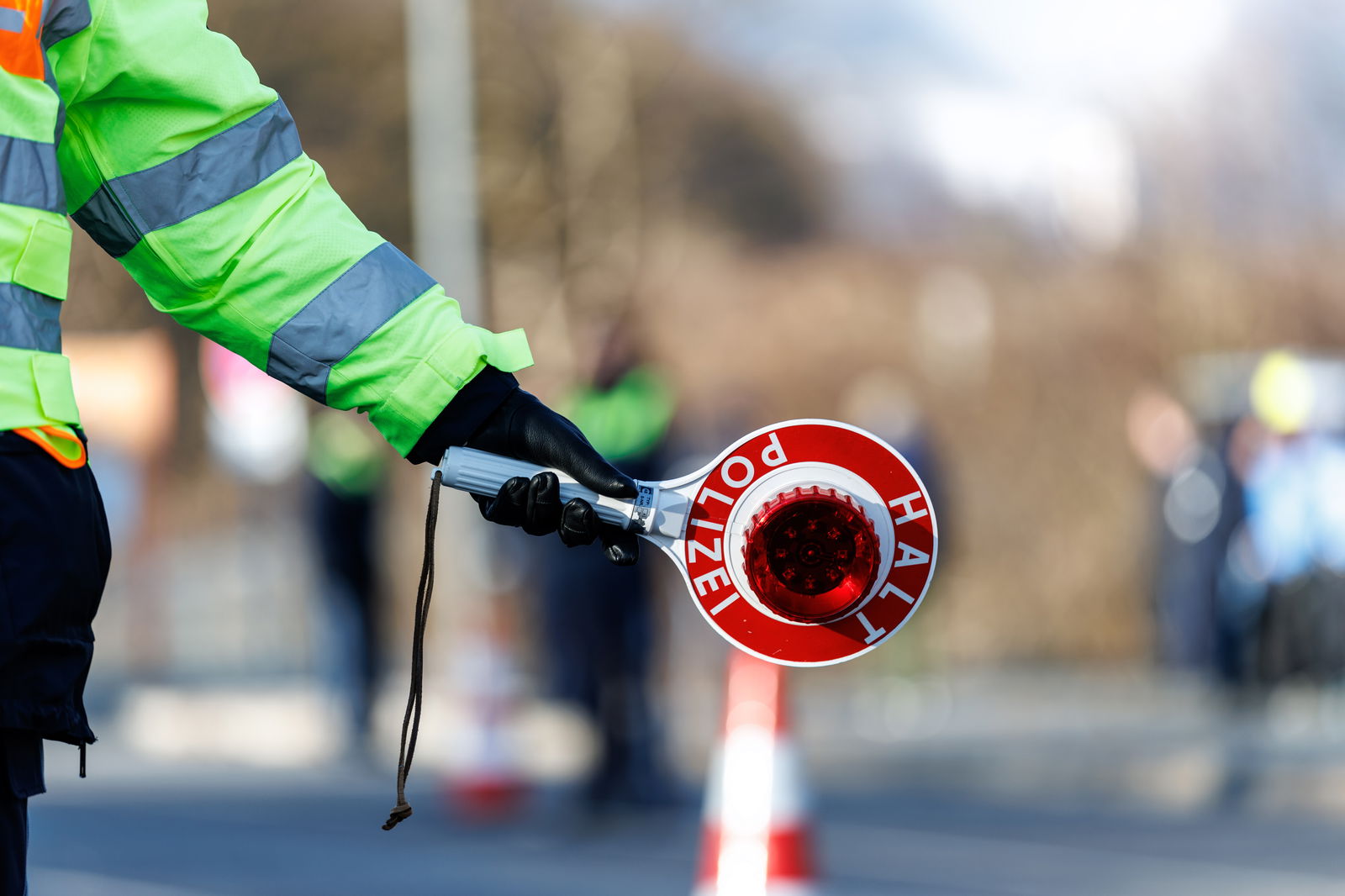 Polizei-Kelle mit Halt