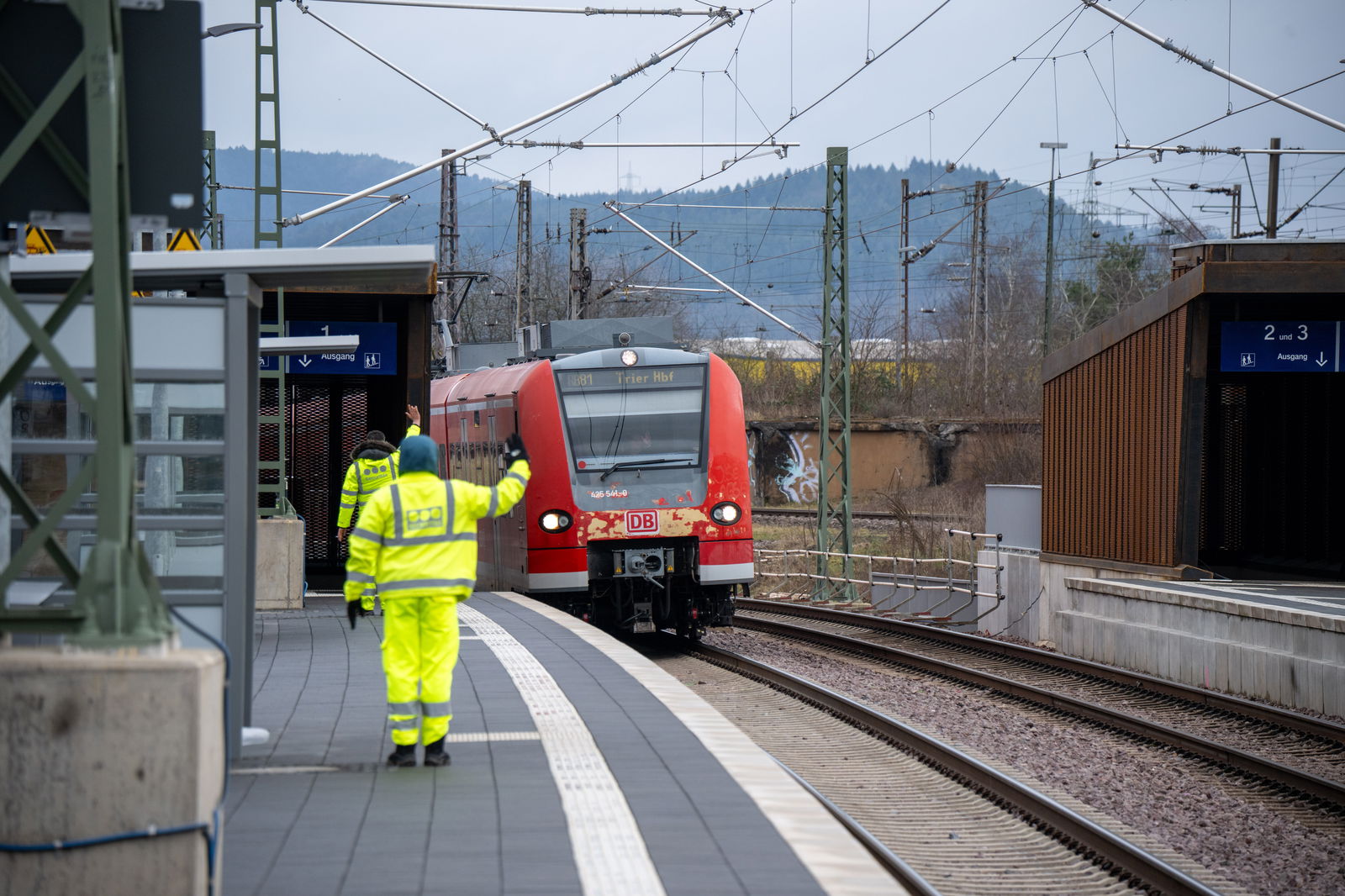 Trier Bahnhof mit Regionalzug