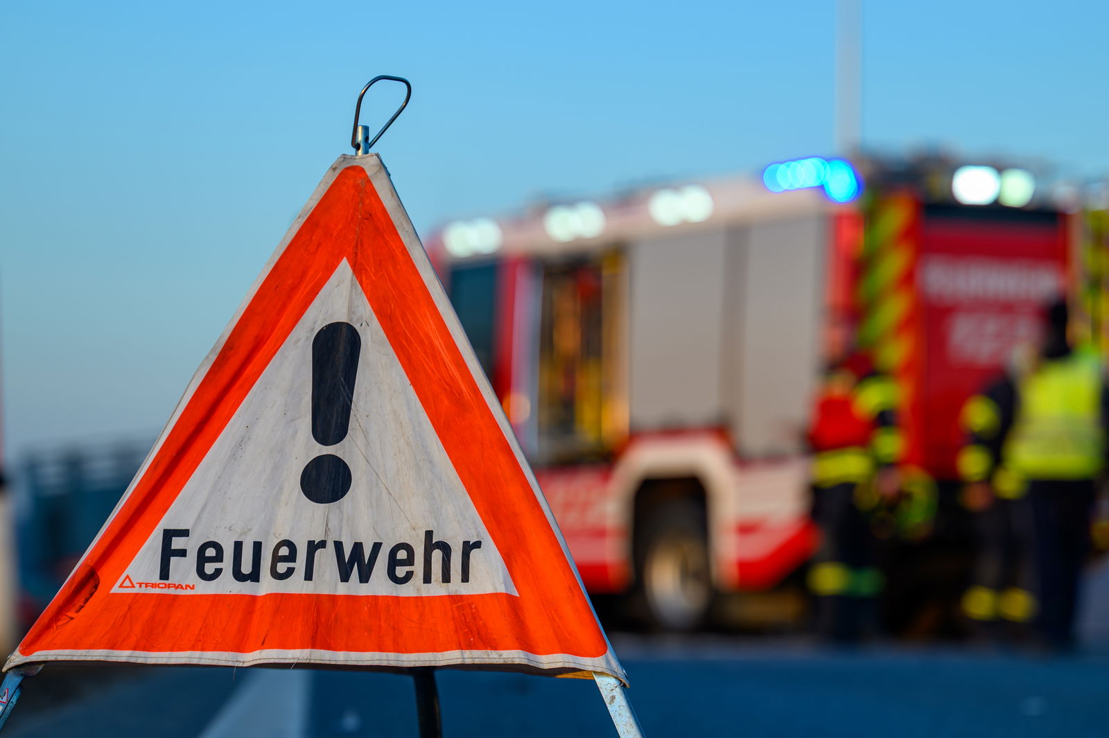 Faltsignal Feuerwehr am Straßenrand