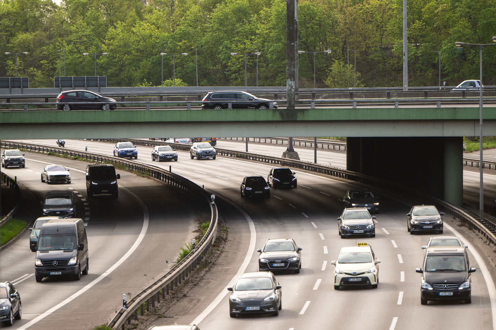 Autobahn mit Brücke