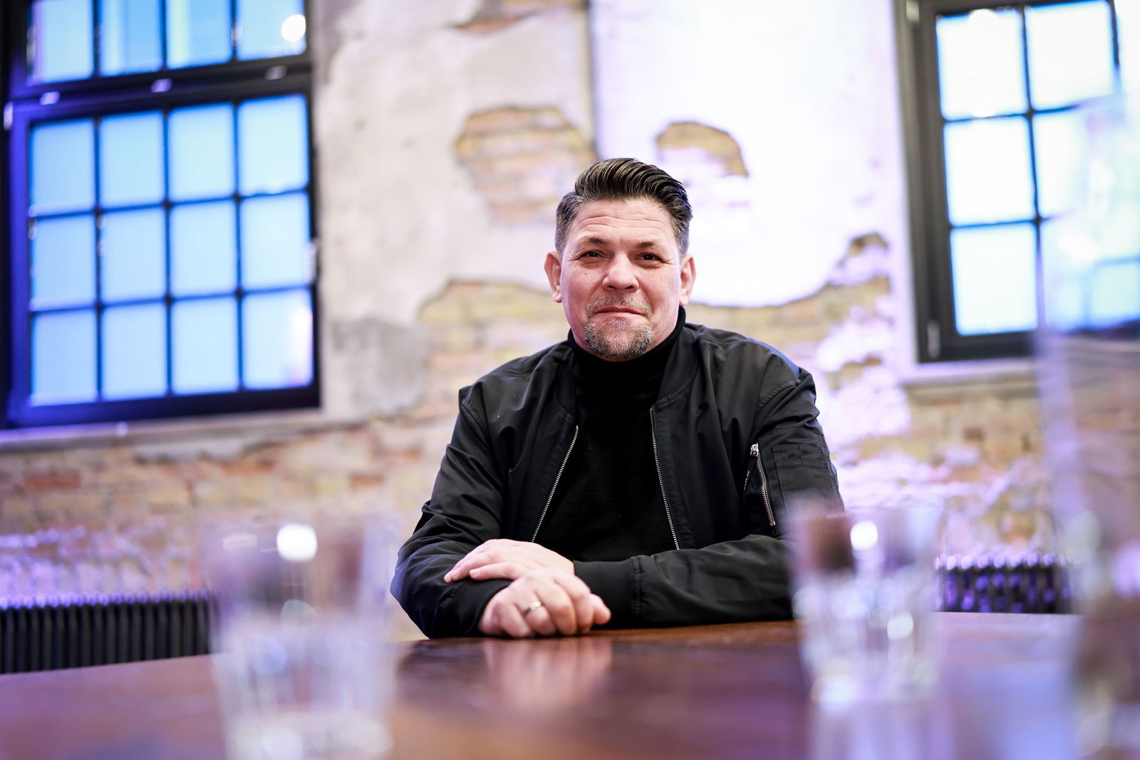 Ran an die Töpfe: Am Sonntag startet auf Vox die zehnte Staffel von «Kitchen Impossible» - mit einem Stargast aus dem Ausland.