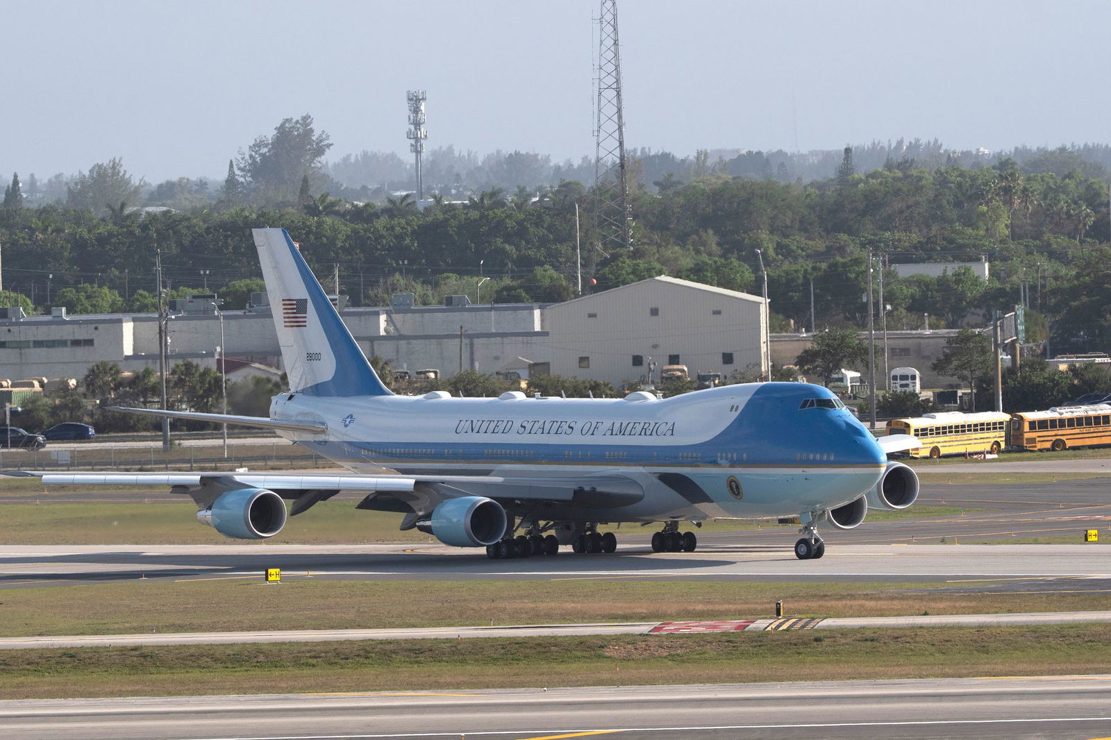 Trump spricht regelmäßig mit Journalisten an Bord der Präsidentenmaschine Air Force One.