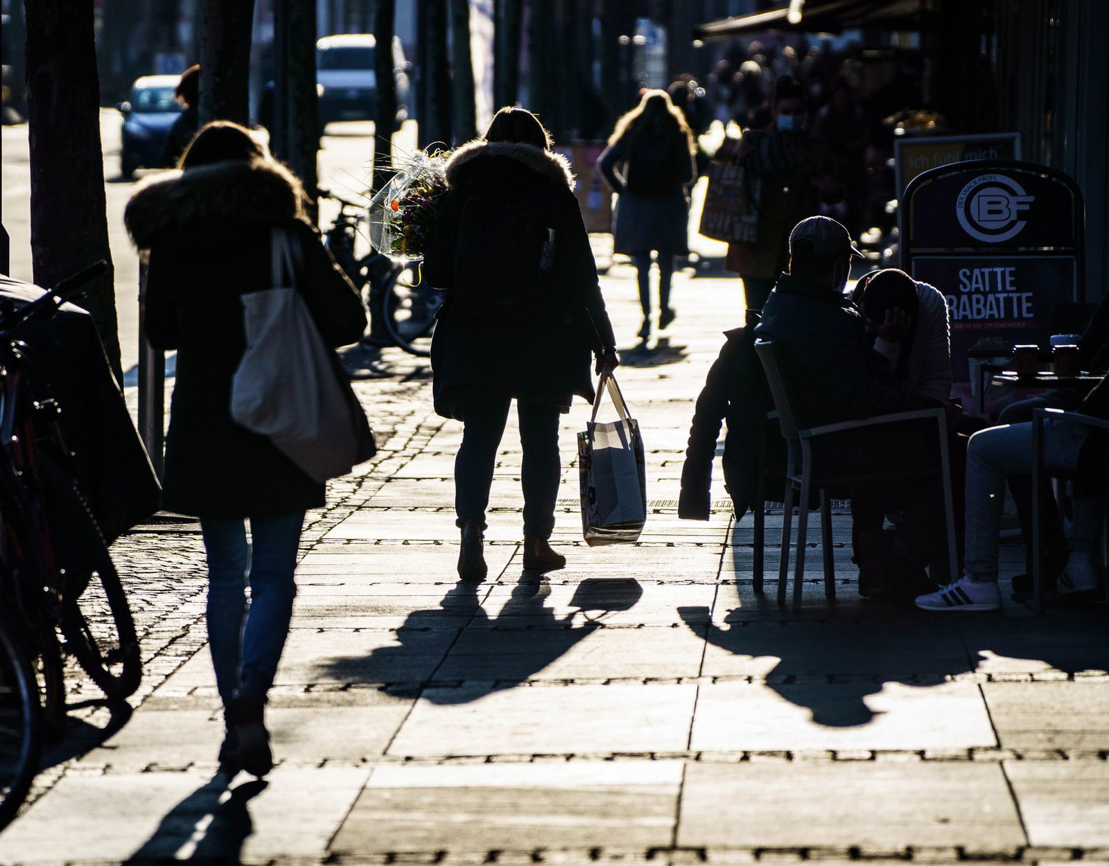 Dichte Bebauung und Verkehr sind die größten Herausforderungen für Fußgänger in der Landeshauptstadt. (Symbolfoto)