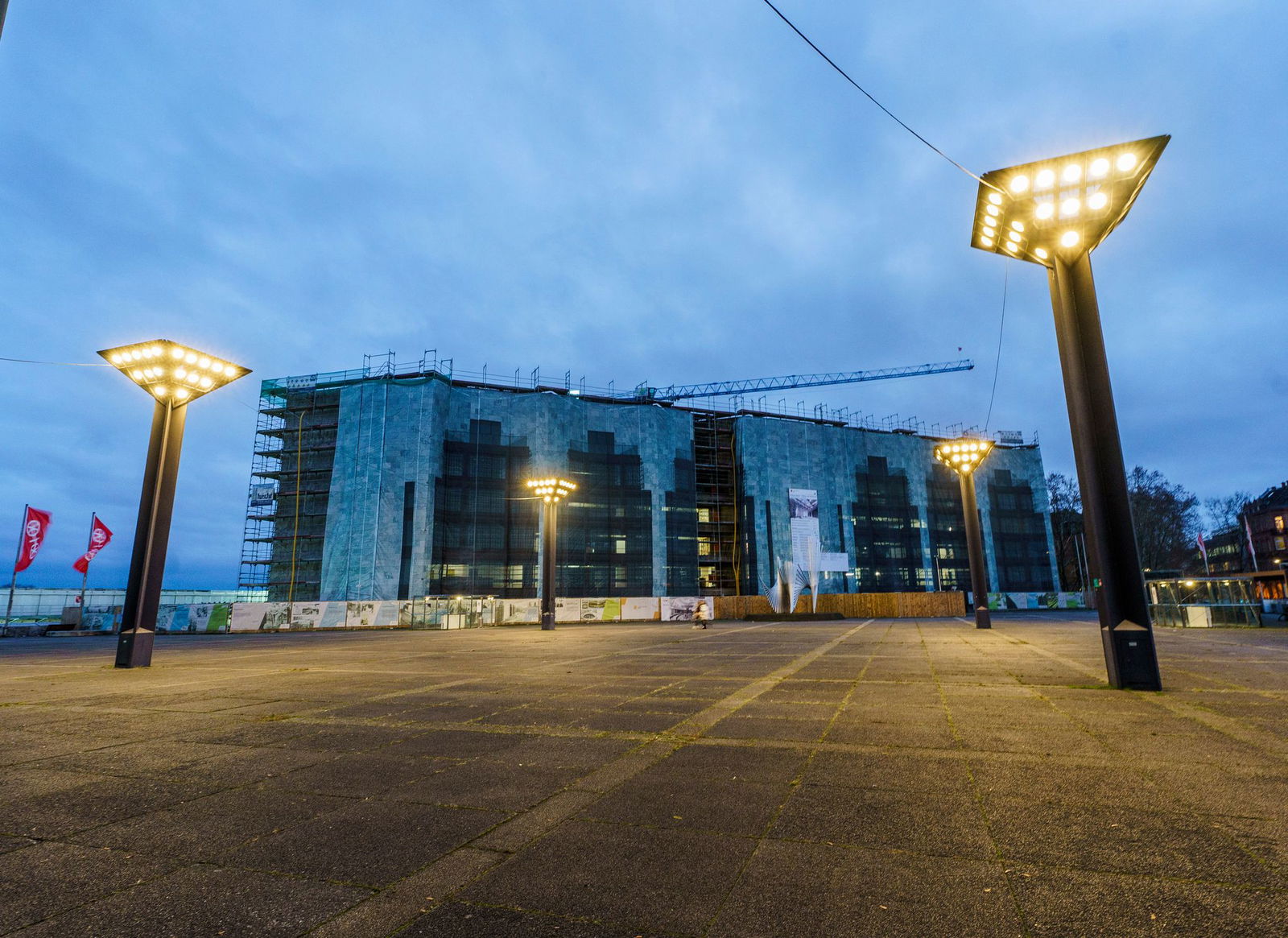 Das sanierte Mainzer Rathaus soll 2027 bezugsfertig sein. Das Rheinufer und der Beton-Platz an der Rheingoldhalle sollen auch schöner werden. (Archivbild)