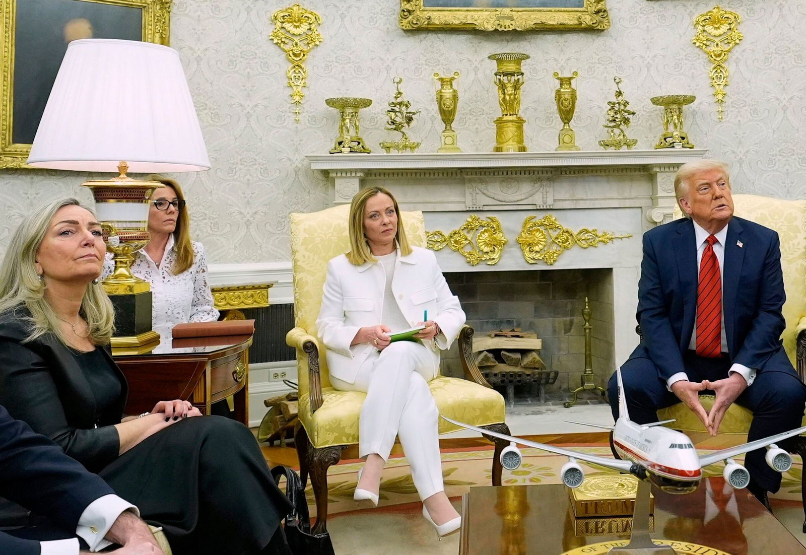 Die italienische Übersetzerin Valentina Maiolini-Rothbacher (2. von links) hatte im Weißen Haus einen Aussetzer.