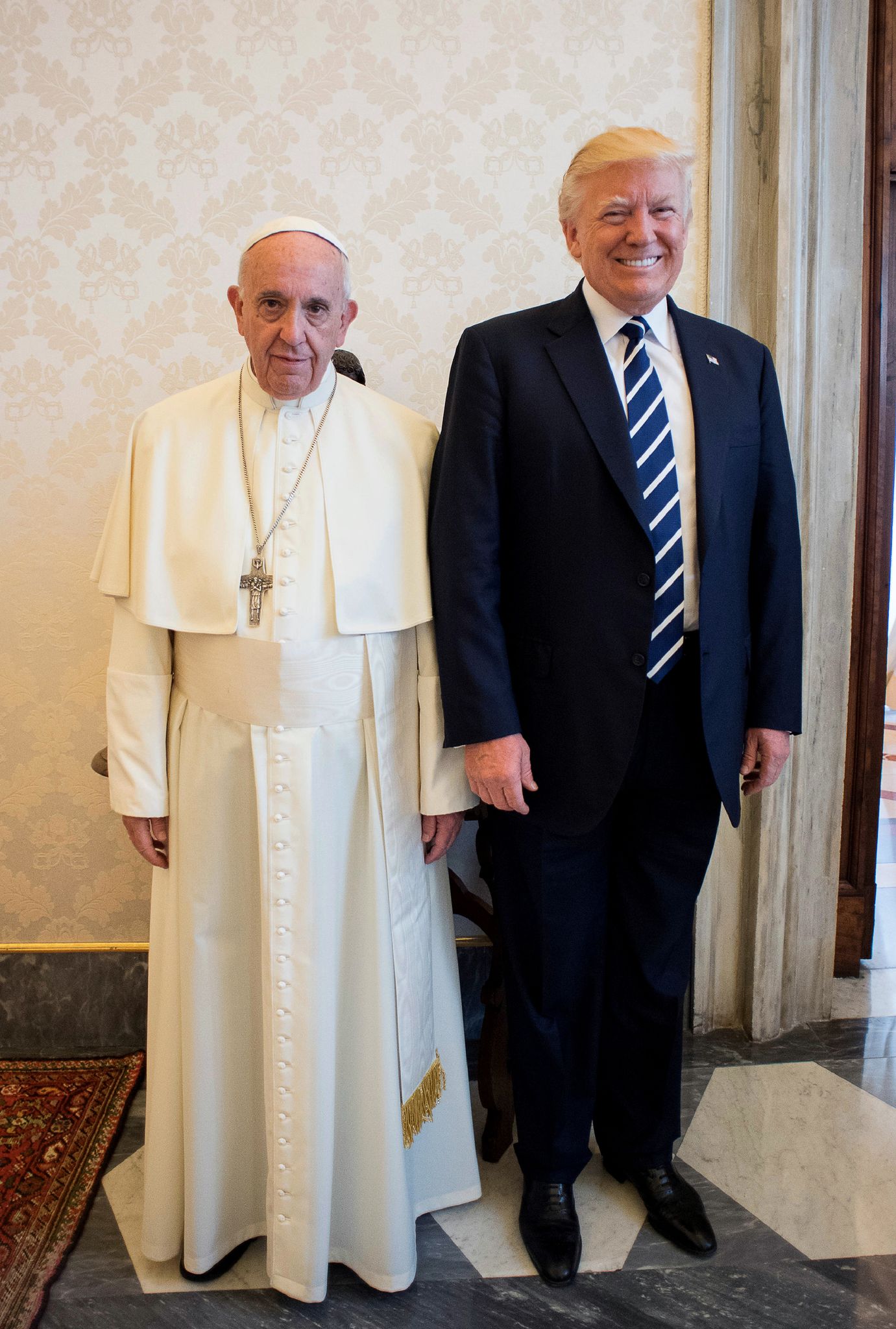 Papst Franziskus und US-Präsident Donald Trump bei einem Treffen 2017 im Vatikan. (Archivbild)
