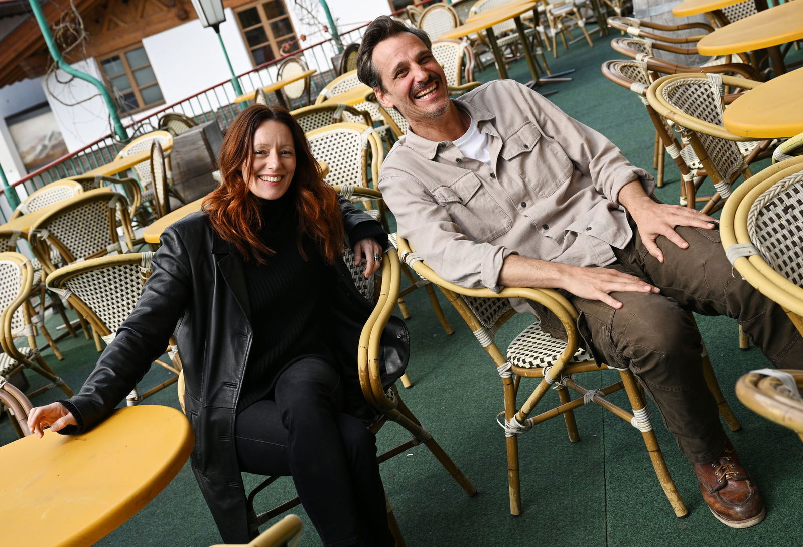 «Cassandra»-Darstellerin Lavinia Wilson und Max von Thun genießen die Sonne bei den Dreharbeiten zum ZDF-Alpenkrimi «An der Grenze» in Garmisch-Partenkirchen. Sie spielen darin ein Ehepaar.