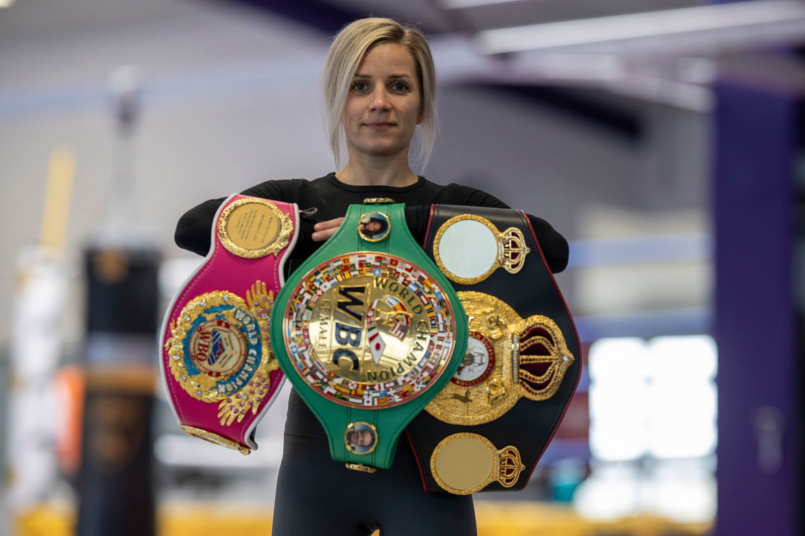 Boxerin Tina Rupprecht mit ihren drei WM-Gürteln - einer fehlt noch.