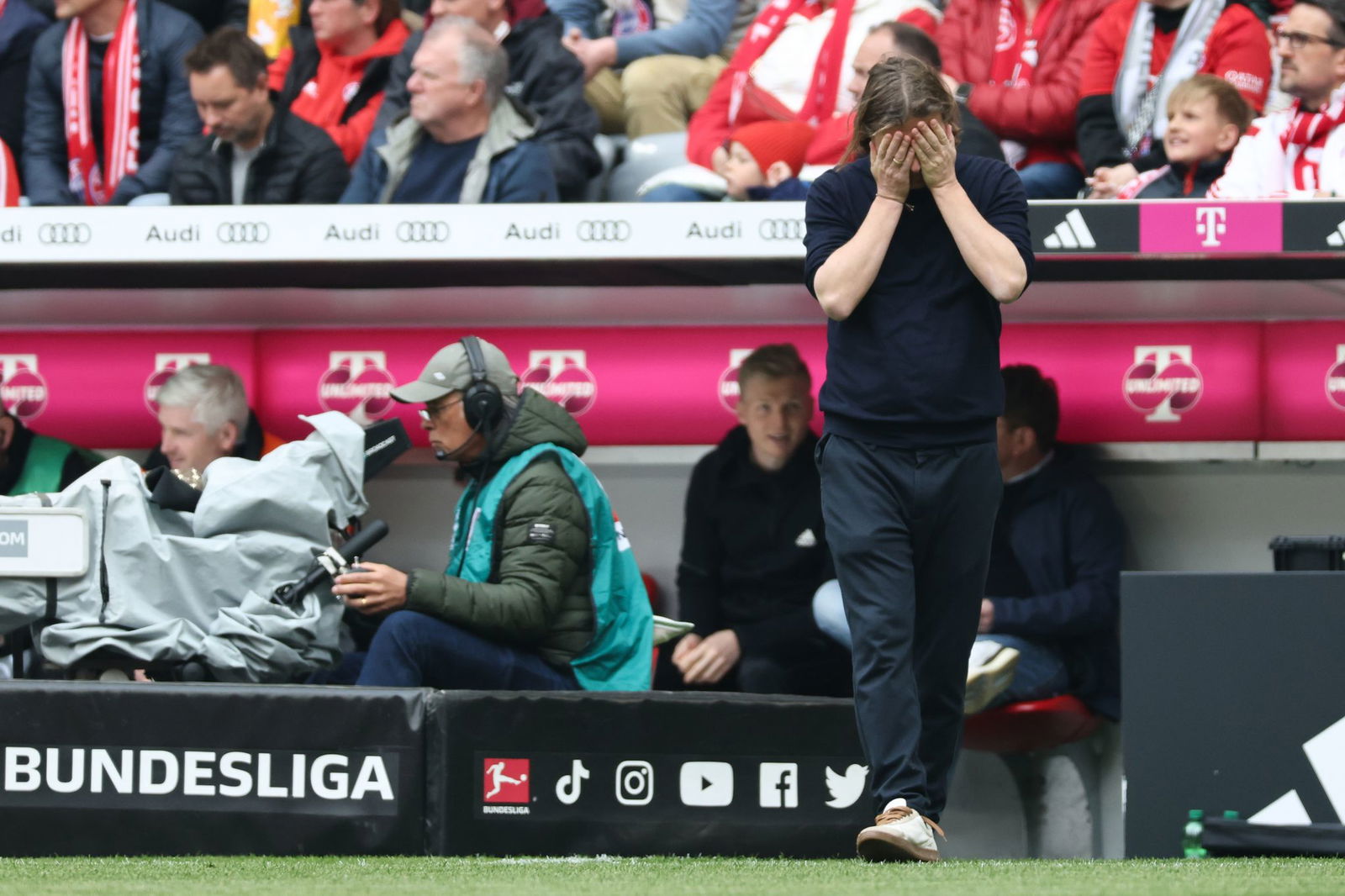 Trainer Bo Henriksen mochte in München nicht mehr hinschauen.