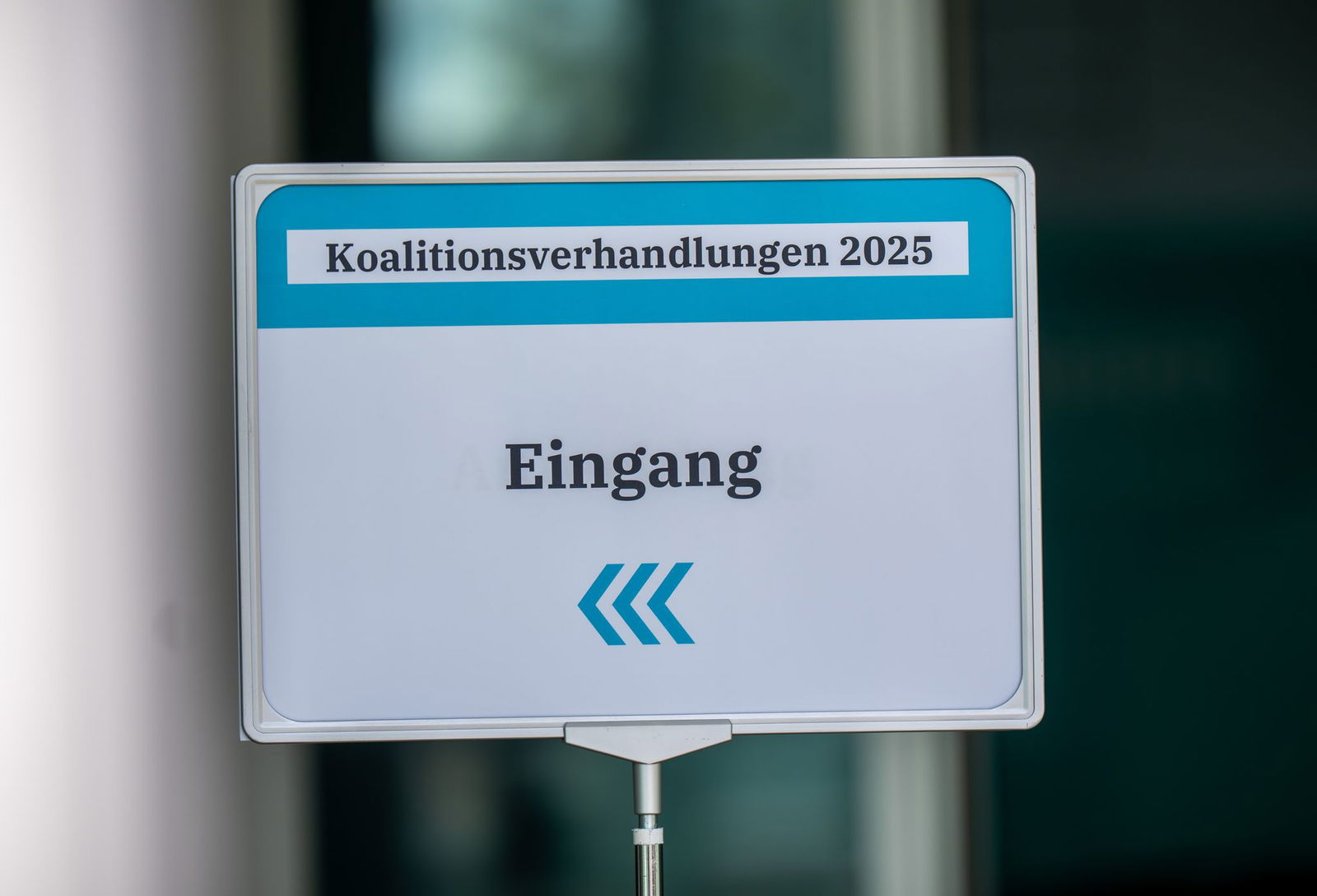 Die Unterhändler von Union und SPD führen ihre Koalitionsgespräche in großer Runde fort. (Archivbild)