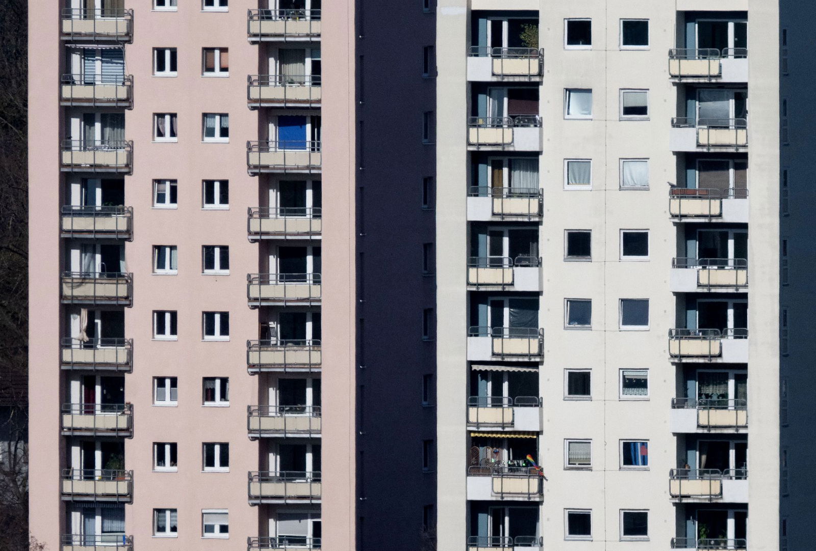 Vor allem in Großstädten ist es schwierig, bezahlbare Wohnungen zu finden. (Archivbild)