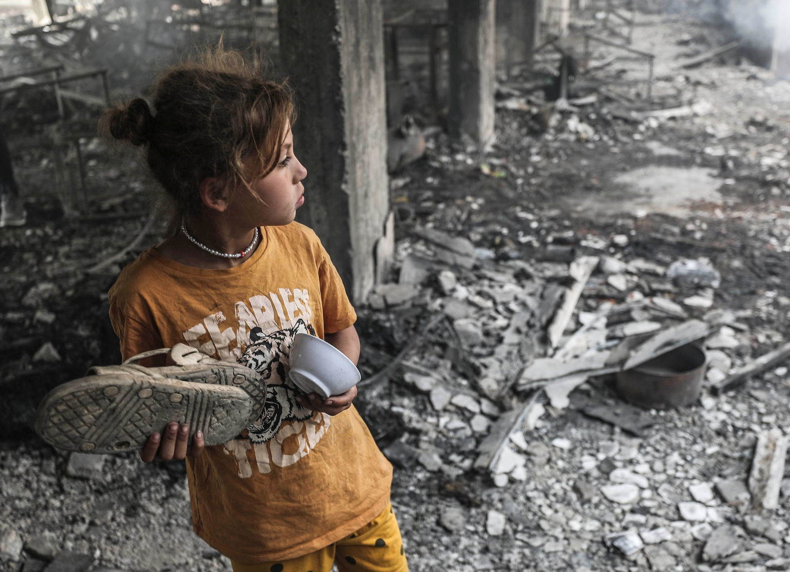 Palästinensischen Angaben zufolge waren in einem von Israel angegriffenen Gebäude Vertriebene untergebracht.