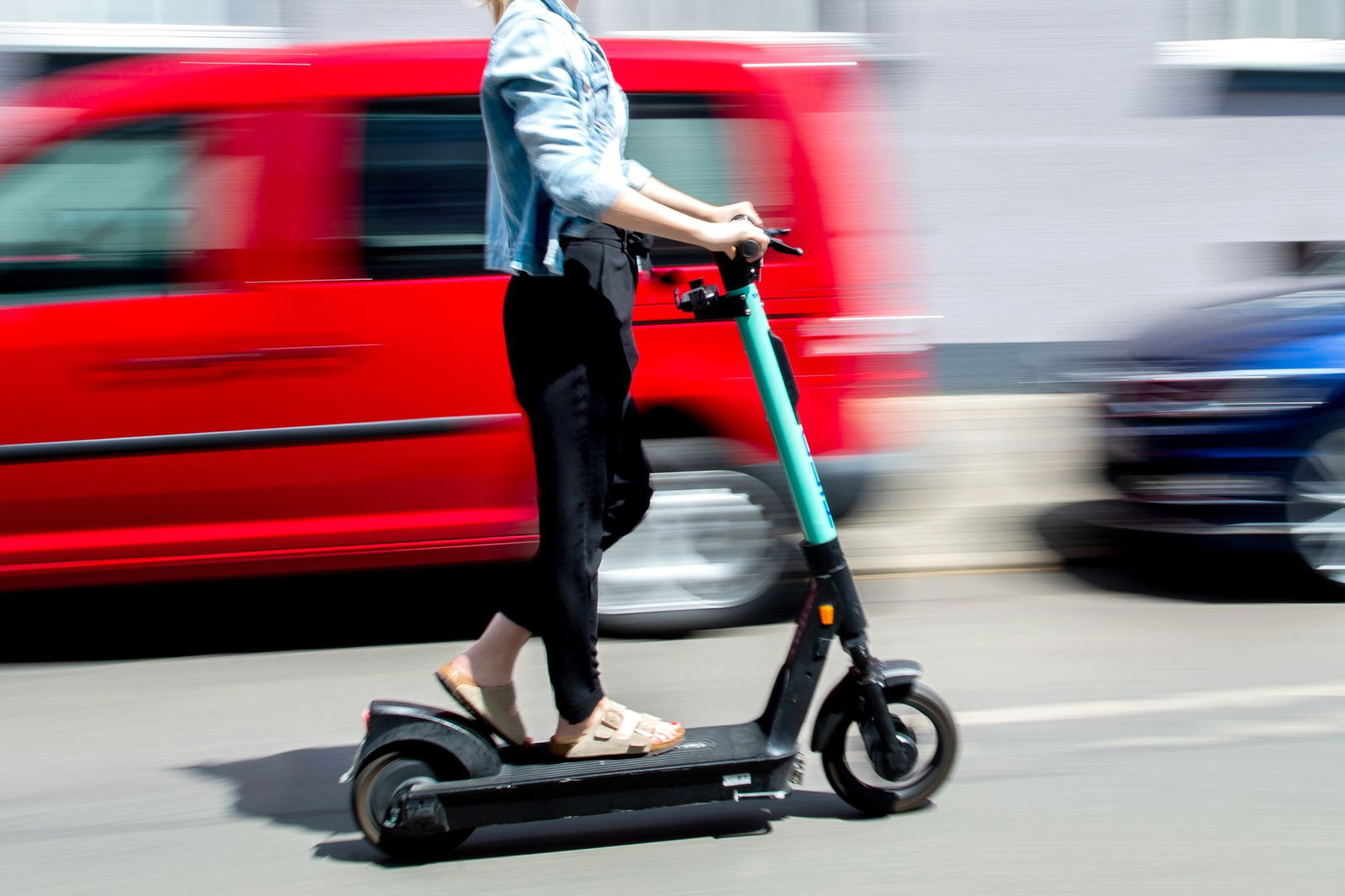 Beim Aussteigen sollten Autofahrer auf von hinten kommende Fahrrad- und E-Scooter-Fahrer achten. (Symbolbild)