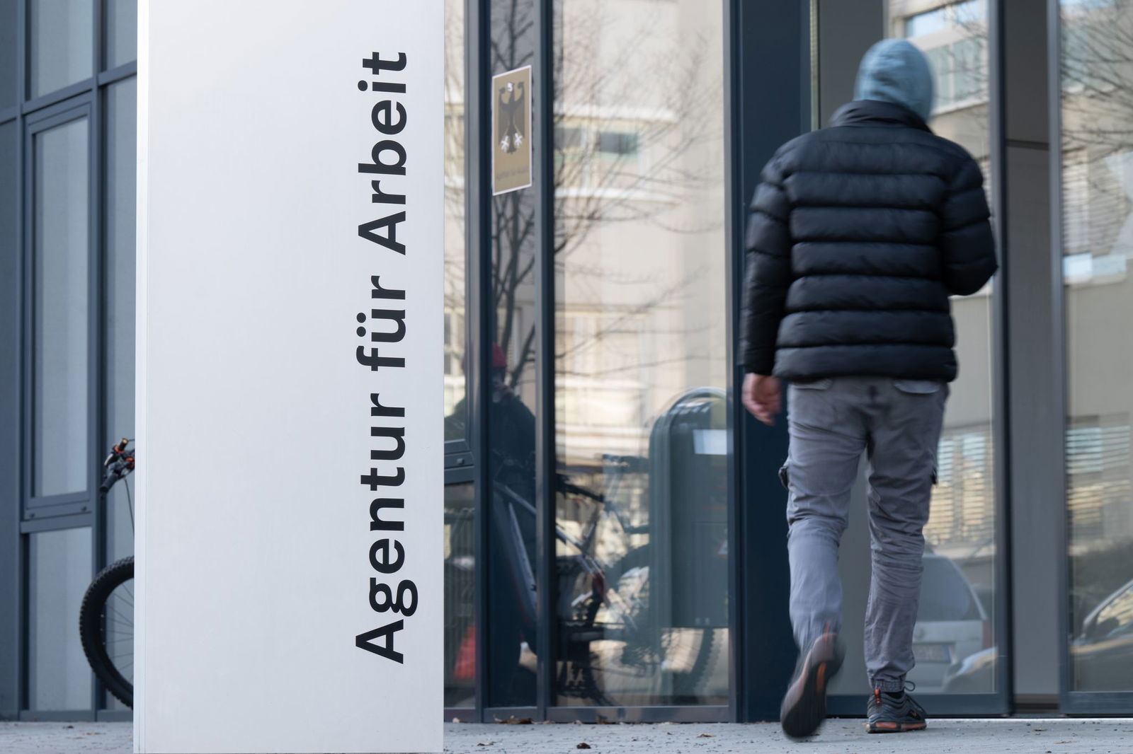 Bislang hatten Ukraine-Flüchtlinge, die nicht selbst für ihren Lebensunterhalt sorgen können, gleich Anspruch auf Bürgergeld. Das soll sich nun ändern. (Symbolbild)