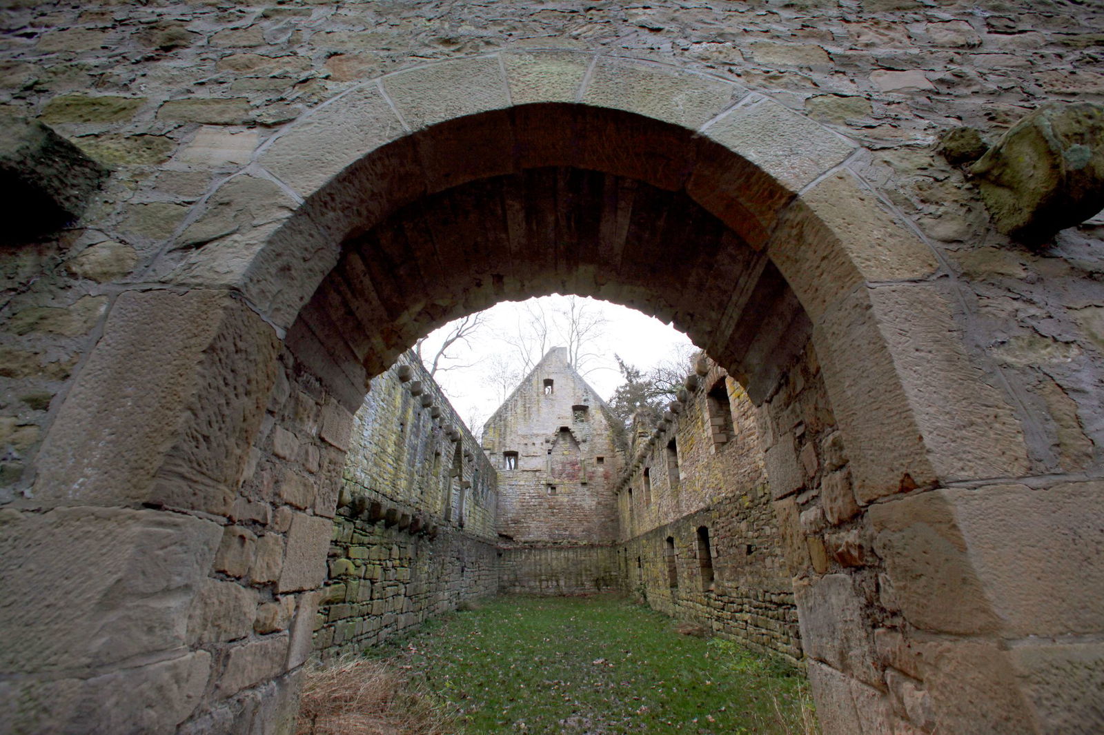 Die Verlegung der römischen Kelteranlage zur Klosterruine Disibodenberg wäre nach den Worten des Ortsbürgermeisters von Odernheim am Glan zu teuer. (Archivbild)