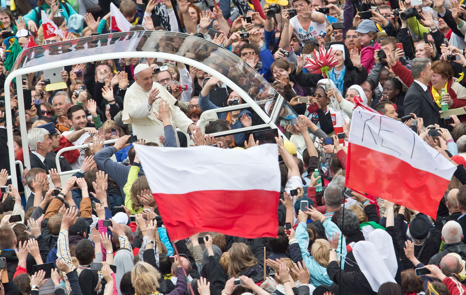 Anlässlich der Heiligsprechung seines polnischen Vorgängers Johannes Paul II. trifft Papst Franziskus auf dem Petersplatz auf dessen Landsleute. (Archivbild)