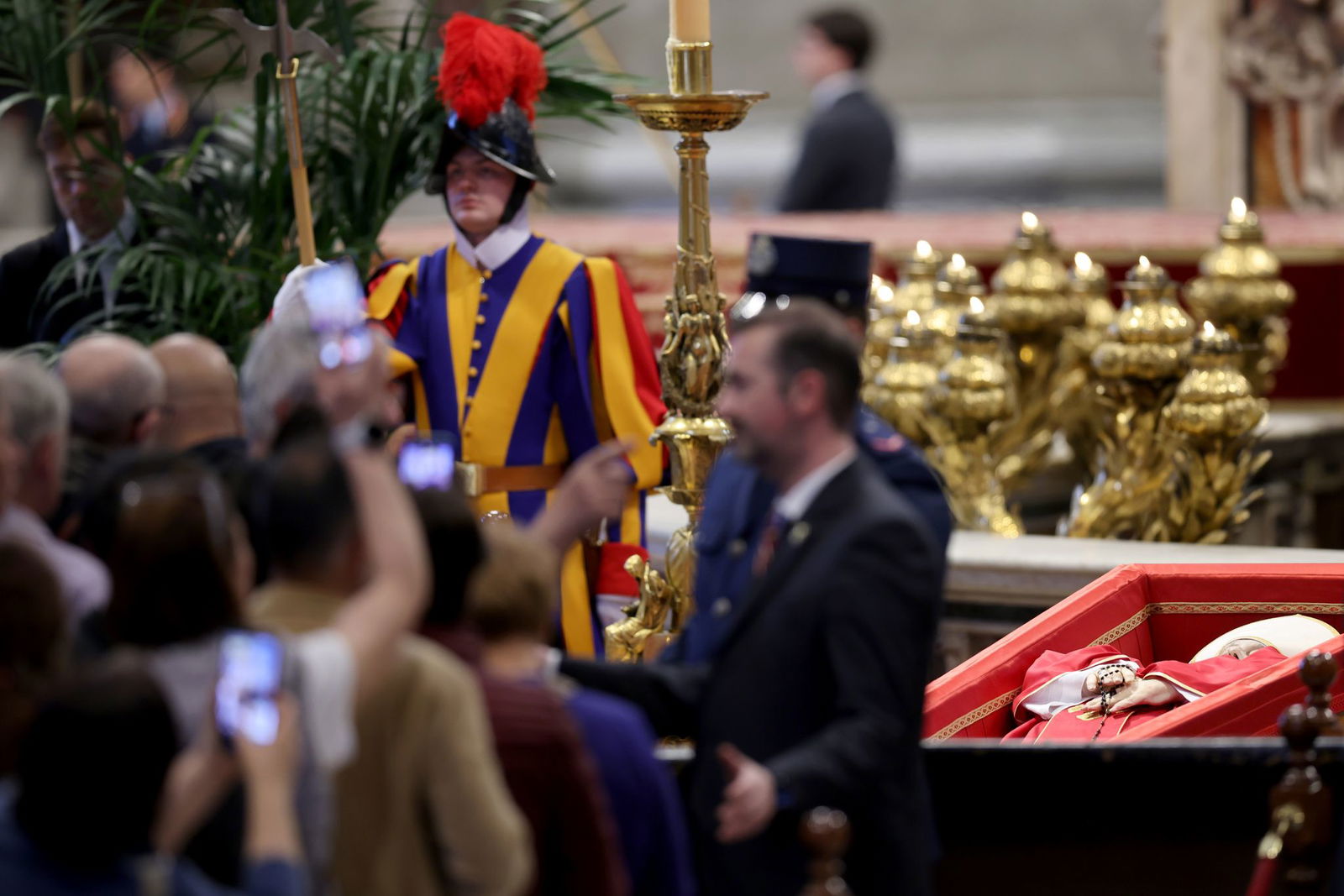 Gläubige stehen im Petersdom an für eine letzte Ehrerweisung an Papst Franziskus.