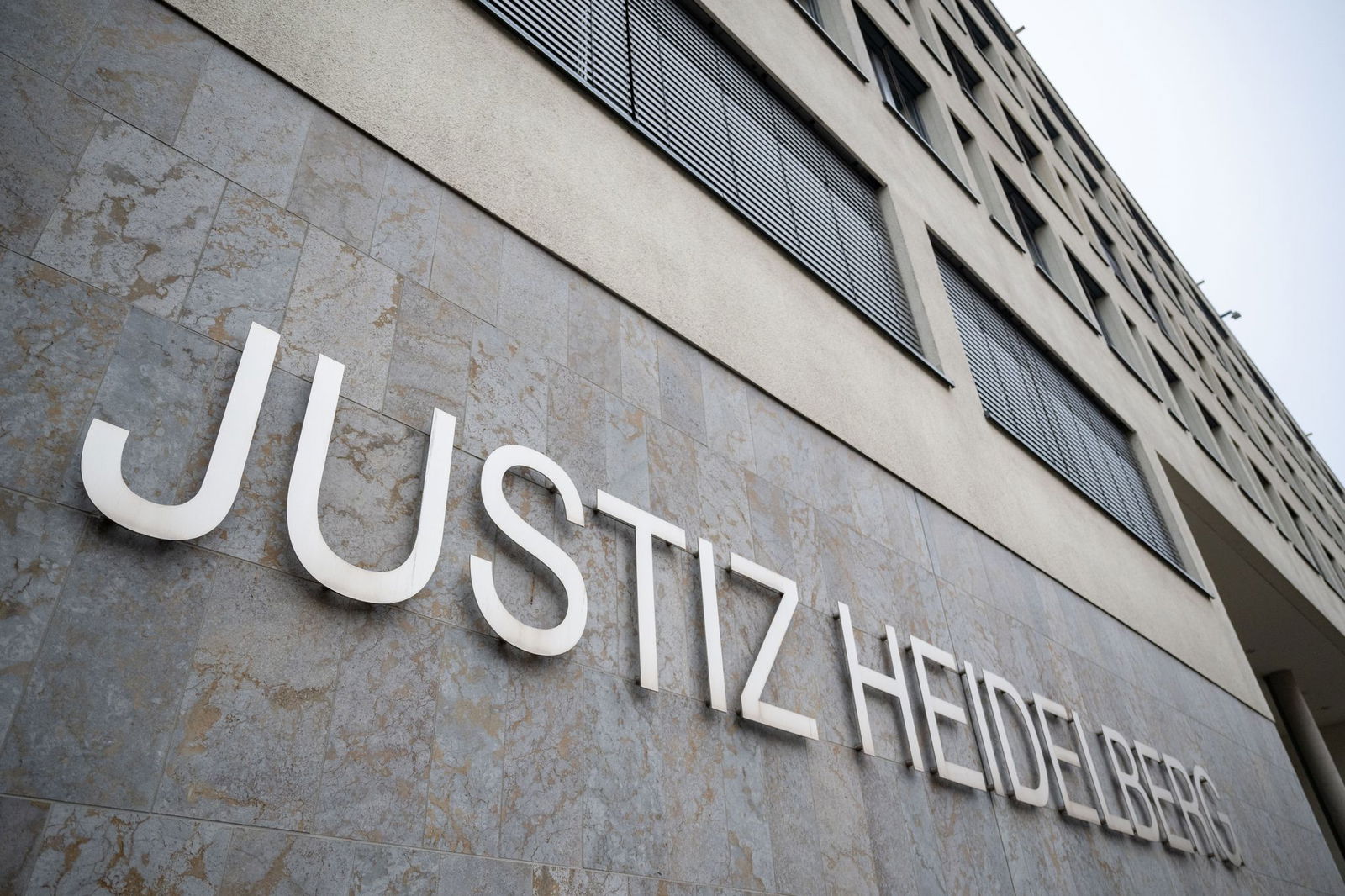 Eine 26-Jährige steht von Dienstag an vor dem Landgericht Heidelberg, weil sie mit der Injektion von Keimen ihre Tochter krank gemacht haben soll. (Symbolfoto)