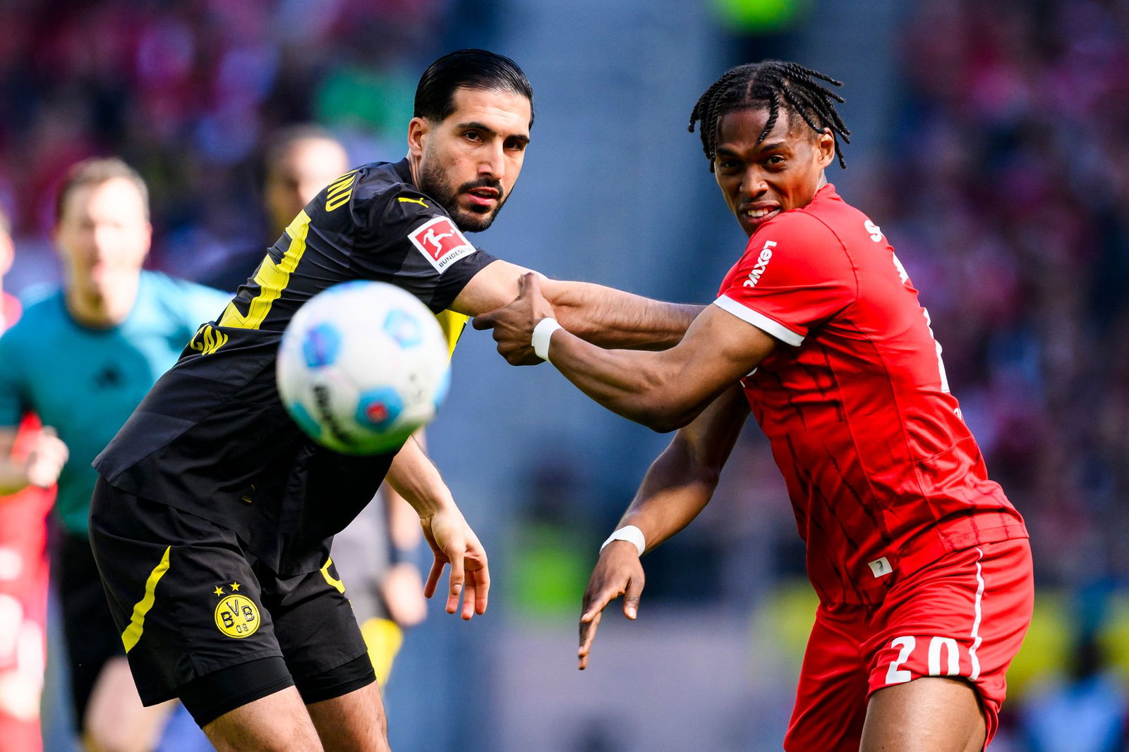 Den Ball im Blick: Dortmunds Emre Can und Junior Adamu vom SC Freiburg.