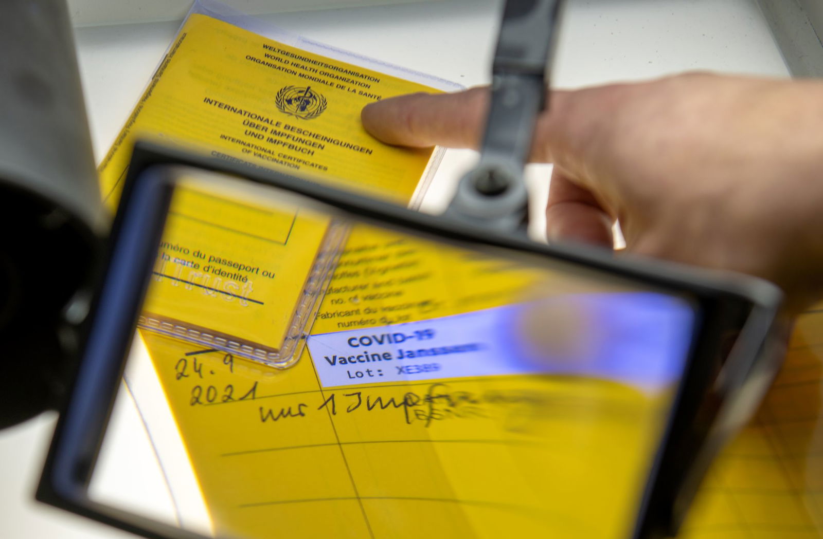 Bei den Ermittlungen gegen einen Arzt wegen manipulierter Corona-Impfungen wurden von der Kripo auch sichergestellte Impfpässe untersucht. Nun ist der gesuchte Mediziner nach jahrelanger Flucht in Südamerika gefasst worden. (Archivfoto)