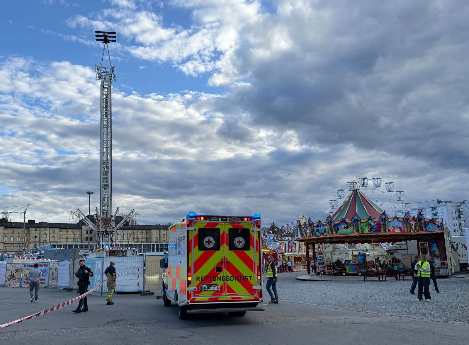 Zahlreiche Rettungskräfte waren am Unfallort. 