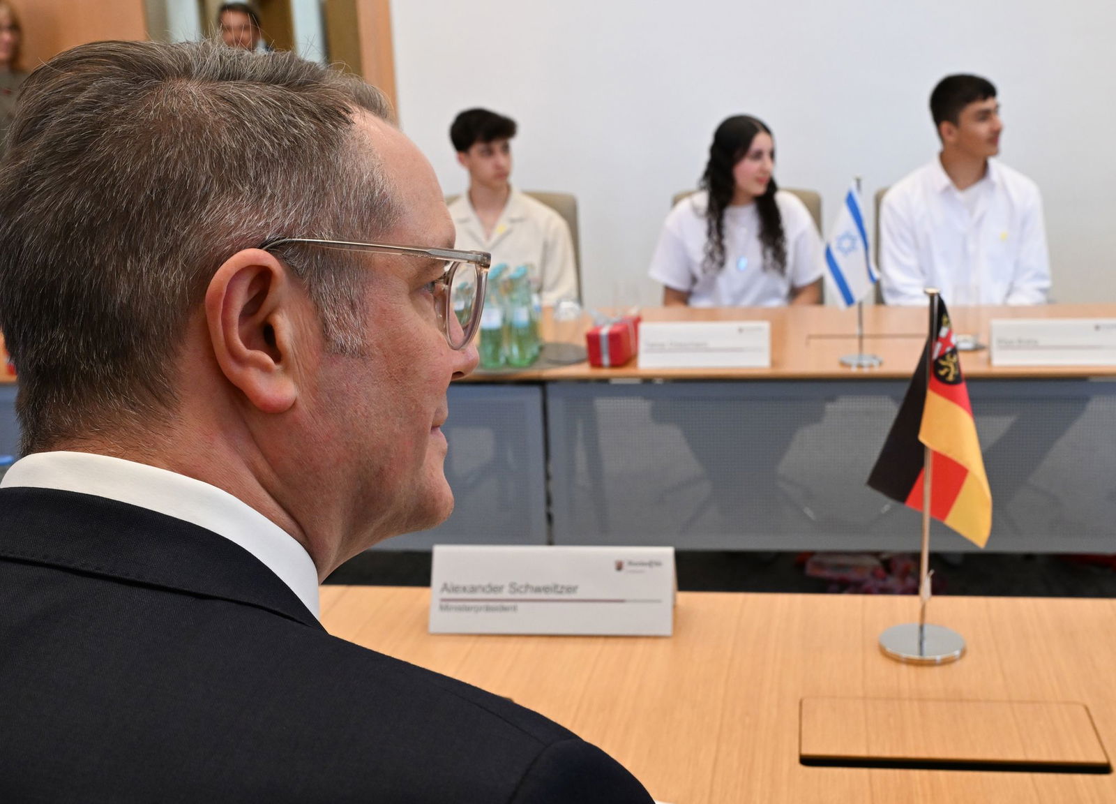 Fünf Schüler, die den Terrorangriff der Hamas am 7. Oktober erlebt haben, sind in Rheinland-Pfalz zu Gast. 